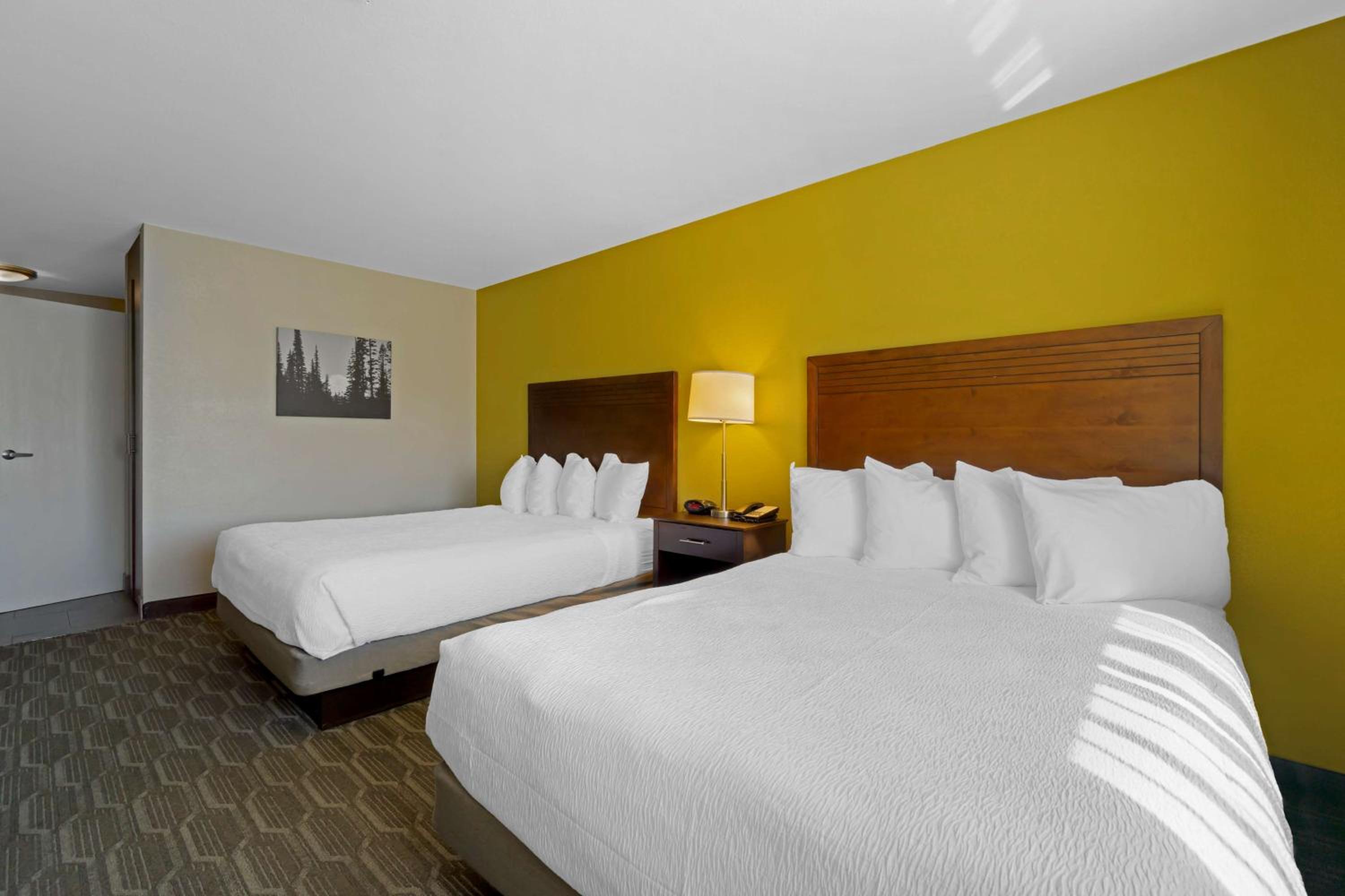 Queen Room with Two Queen Beds - Non-Smoking - Photo 10