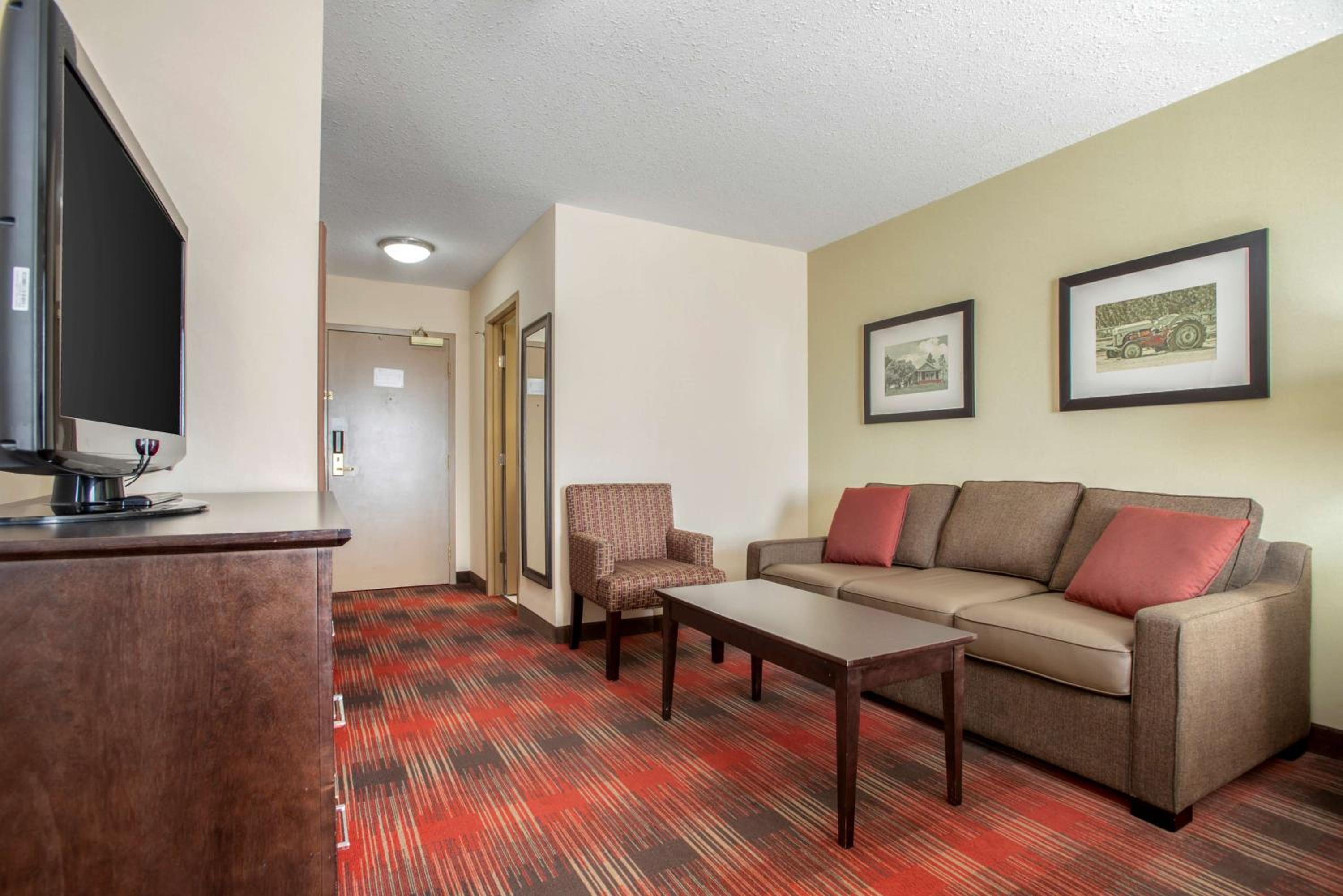 Mini King Suite with Sofa Bed - Non-Smoking - Photo 2