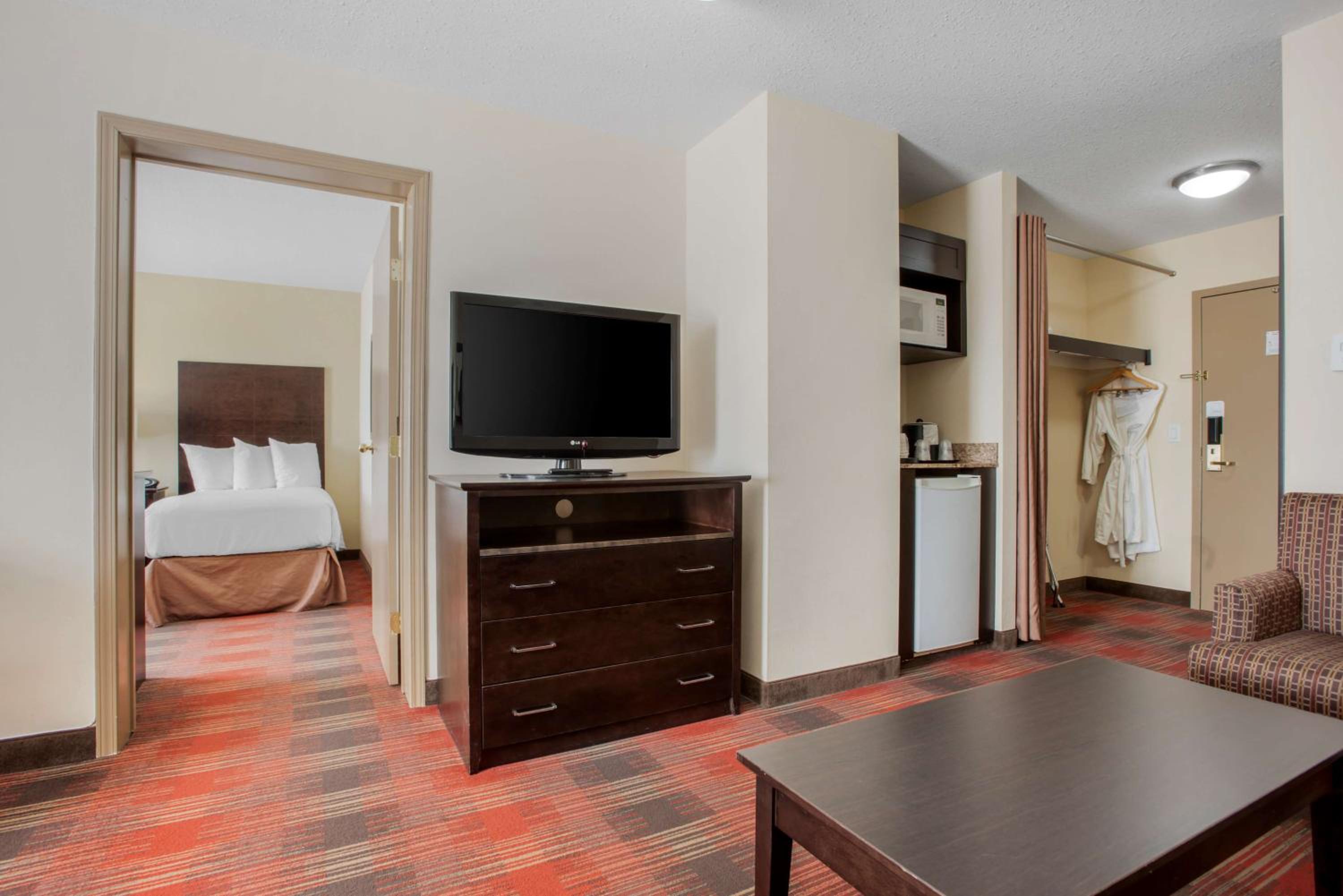 Two-Bedroom Suite with One King Beds, Two Single Beds and Sofa Bed - Photo 1