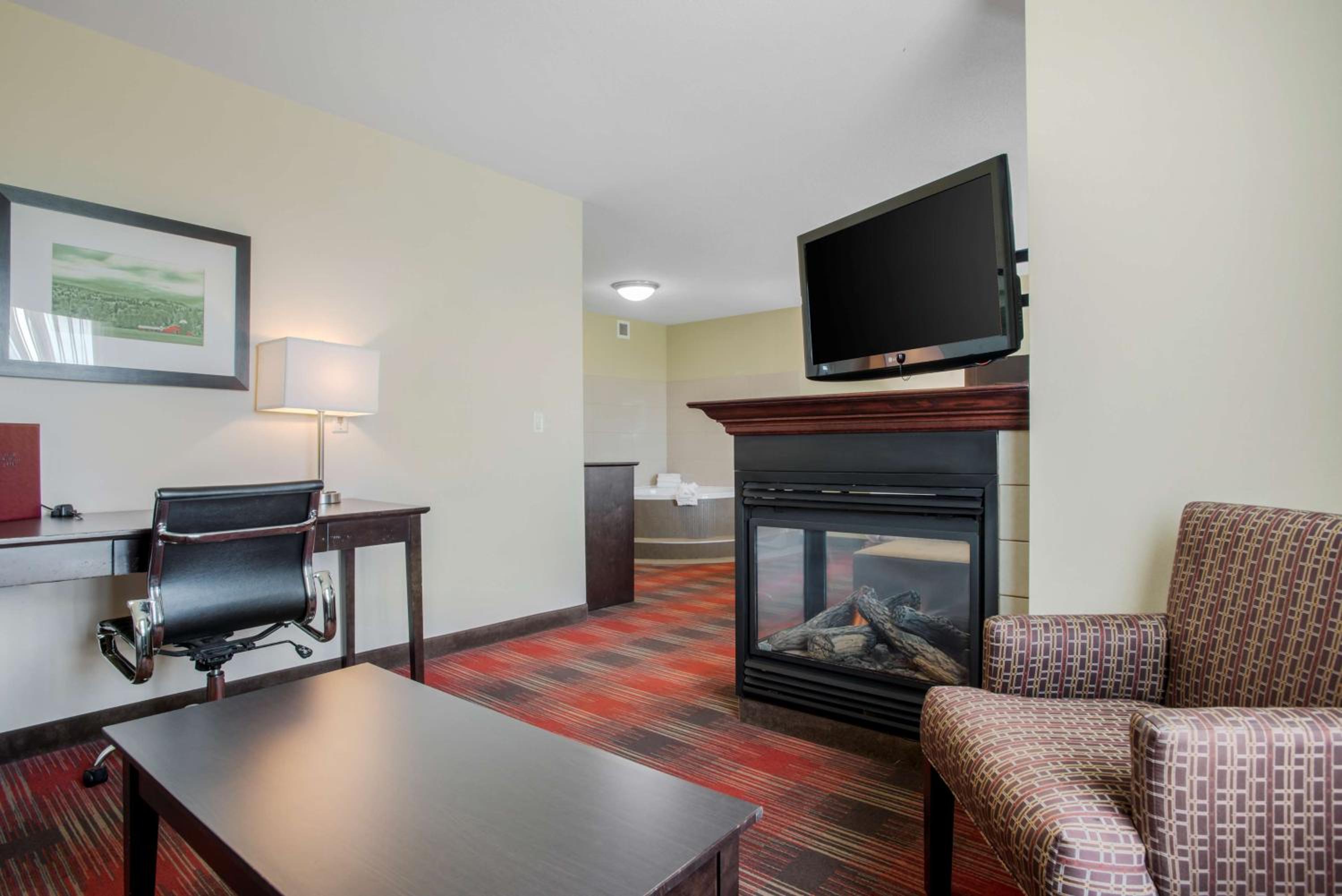 King Suite with Spa Bath and Fireplace - Photo 3