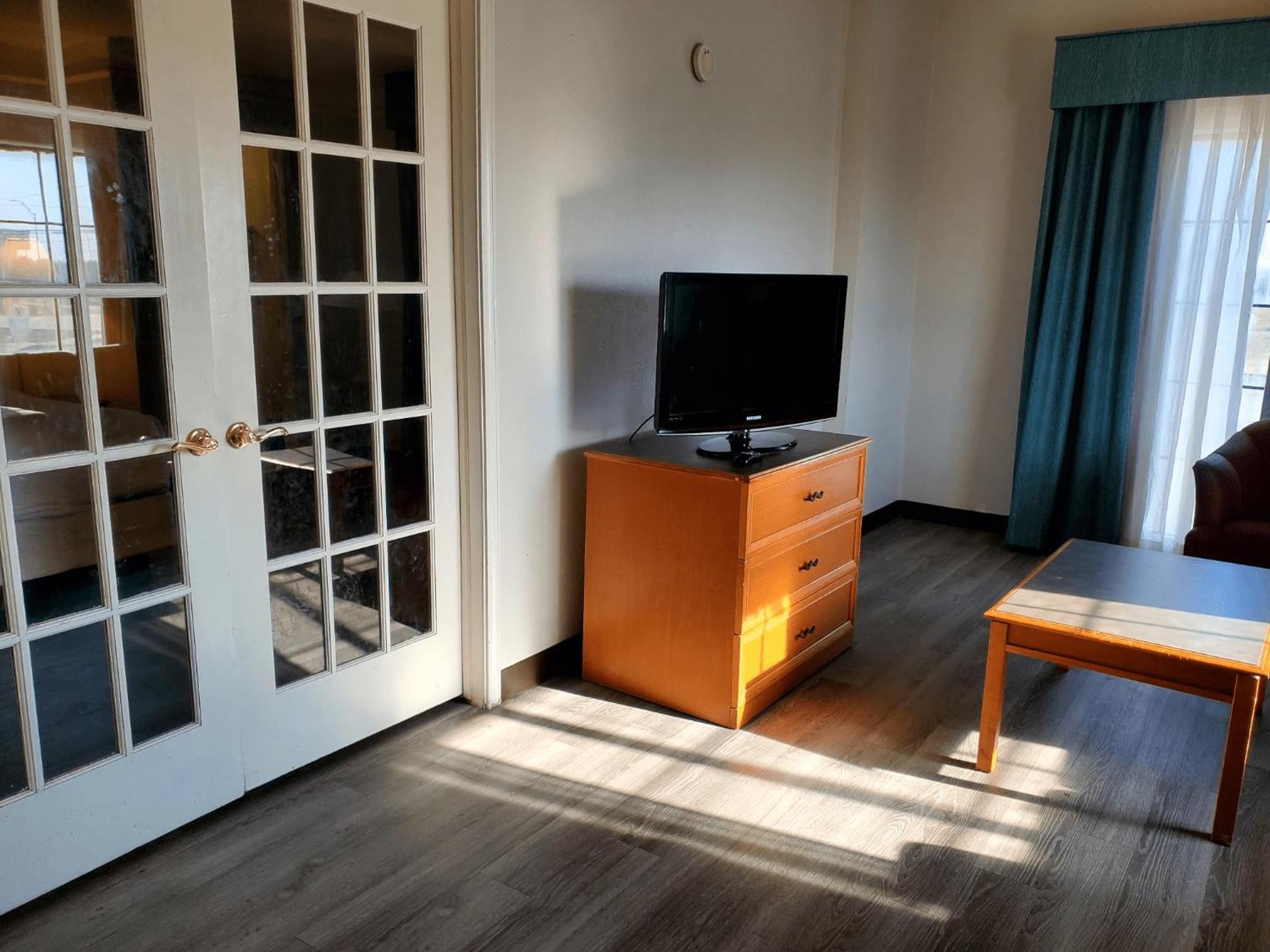 Deluxe One-Bedroom Family Suite - Non-Smoking photo 3