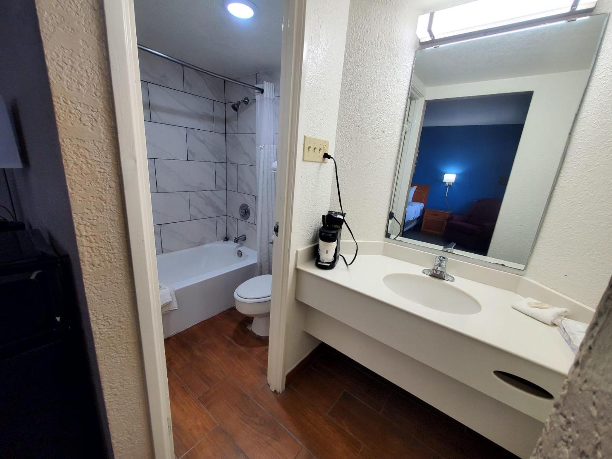Deluxe One-Bedroom Family Suite - Non-Smoking photo 2
