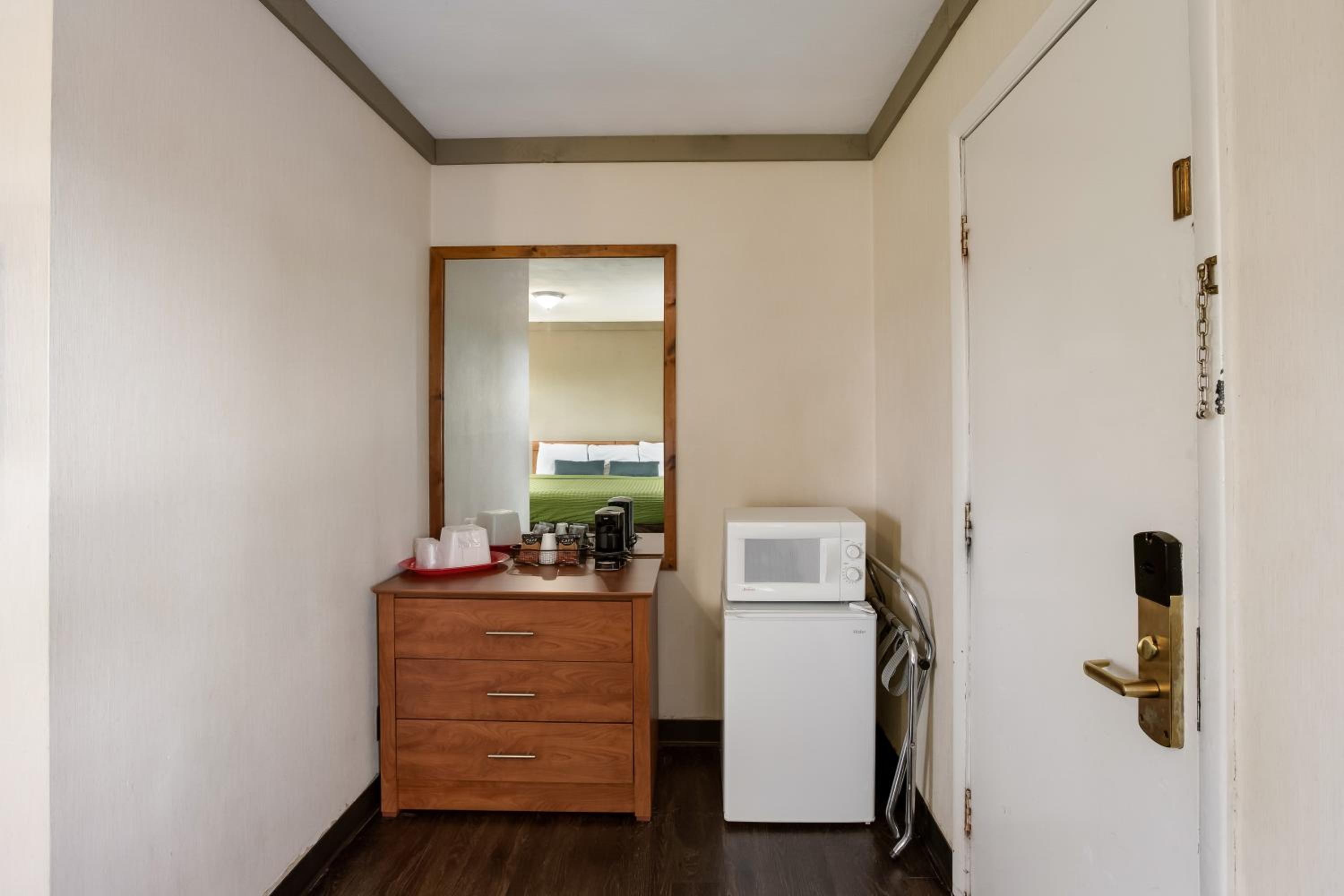 King Room - Non-Smoking photo 2