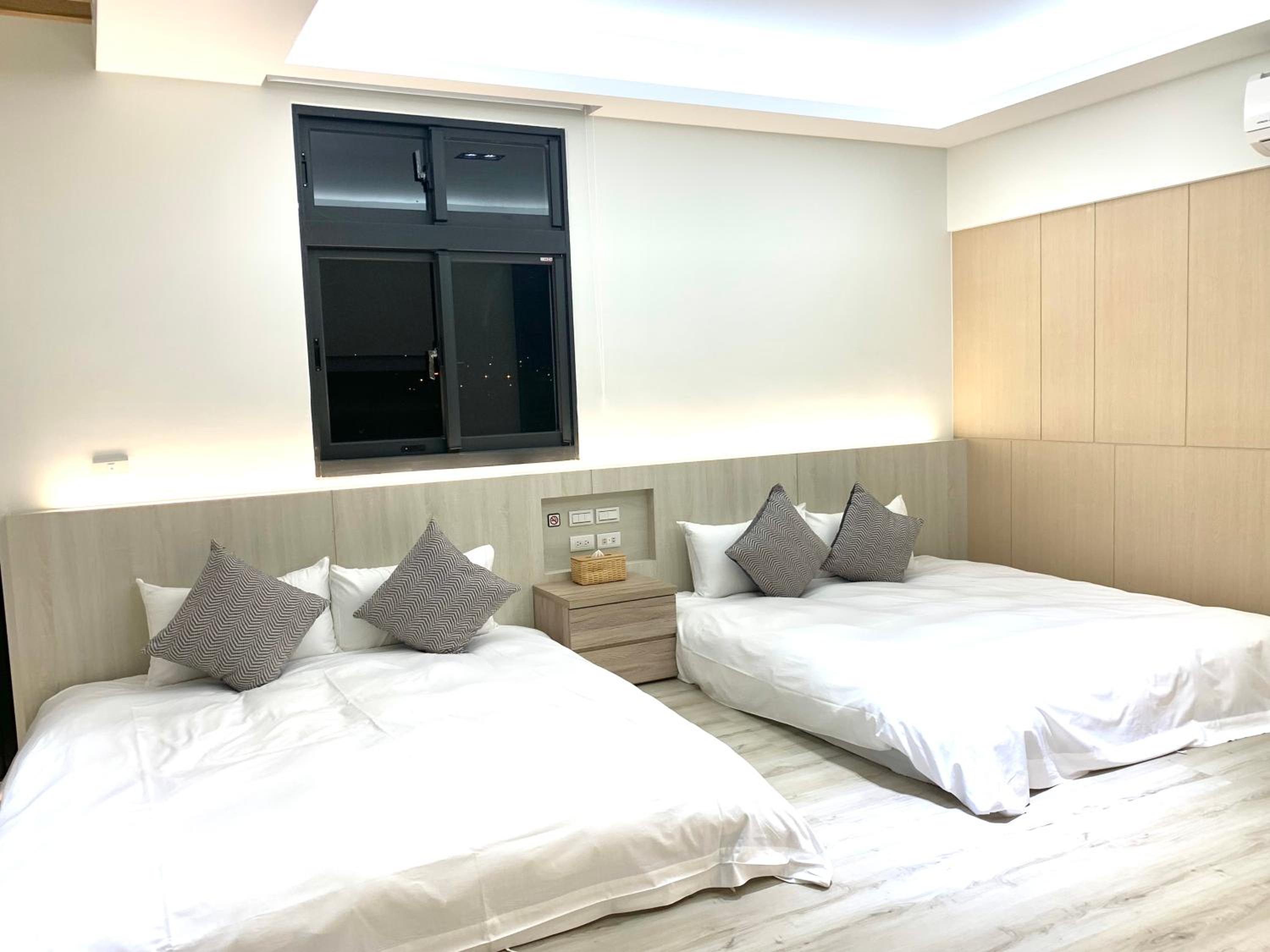 Quadruple Room with Private Bathroom photo 2