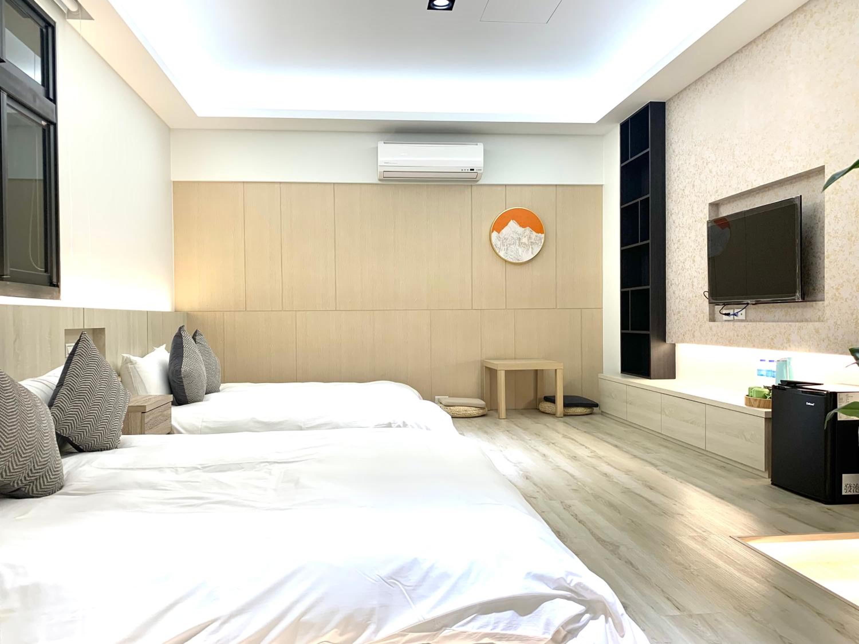 Quadruple Room with Private Bathroom photo 3