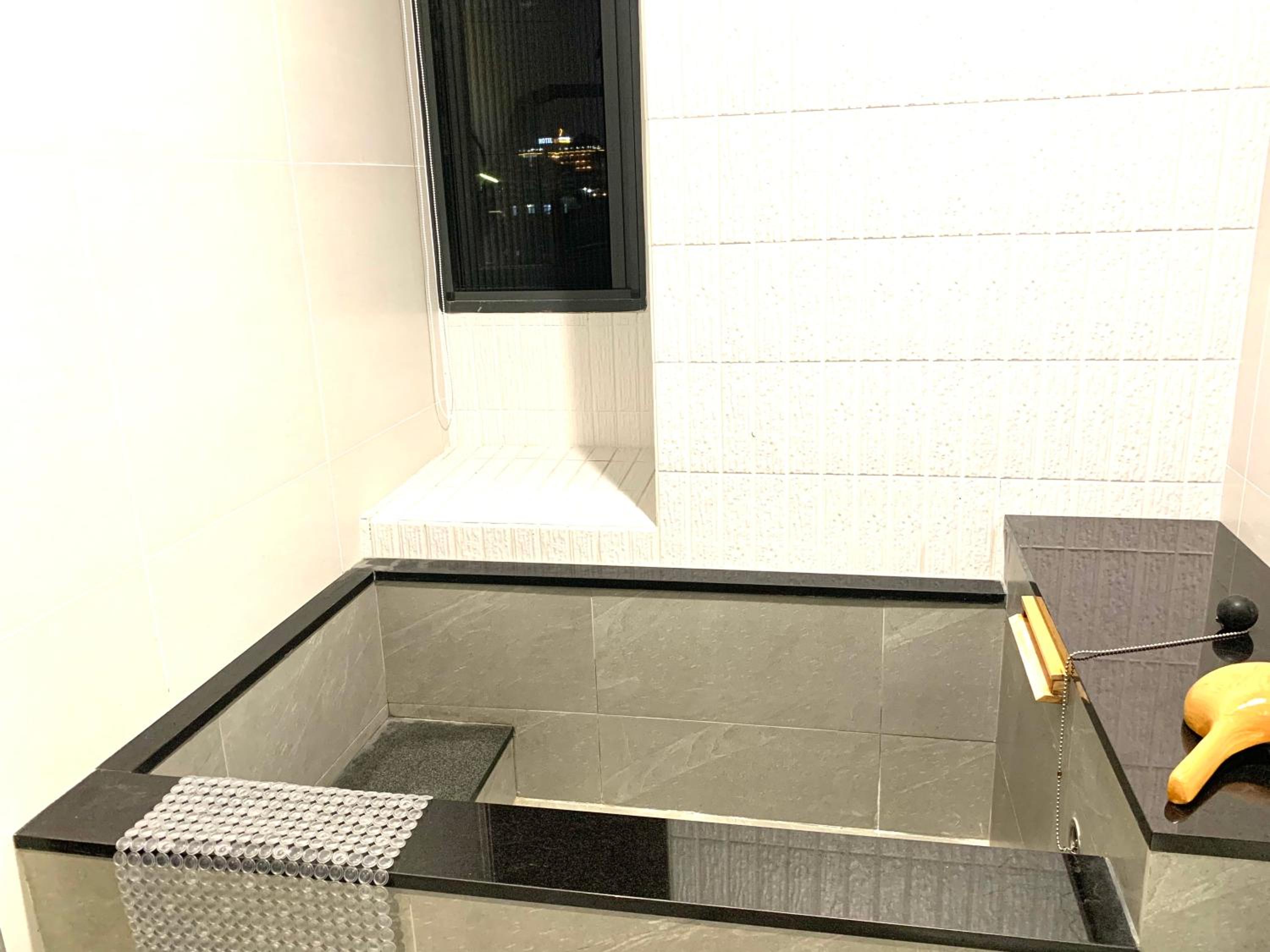 Quadruple Room with Bath photo 3