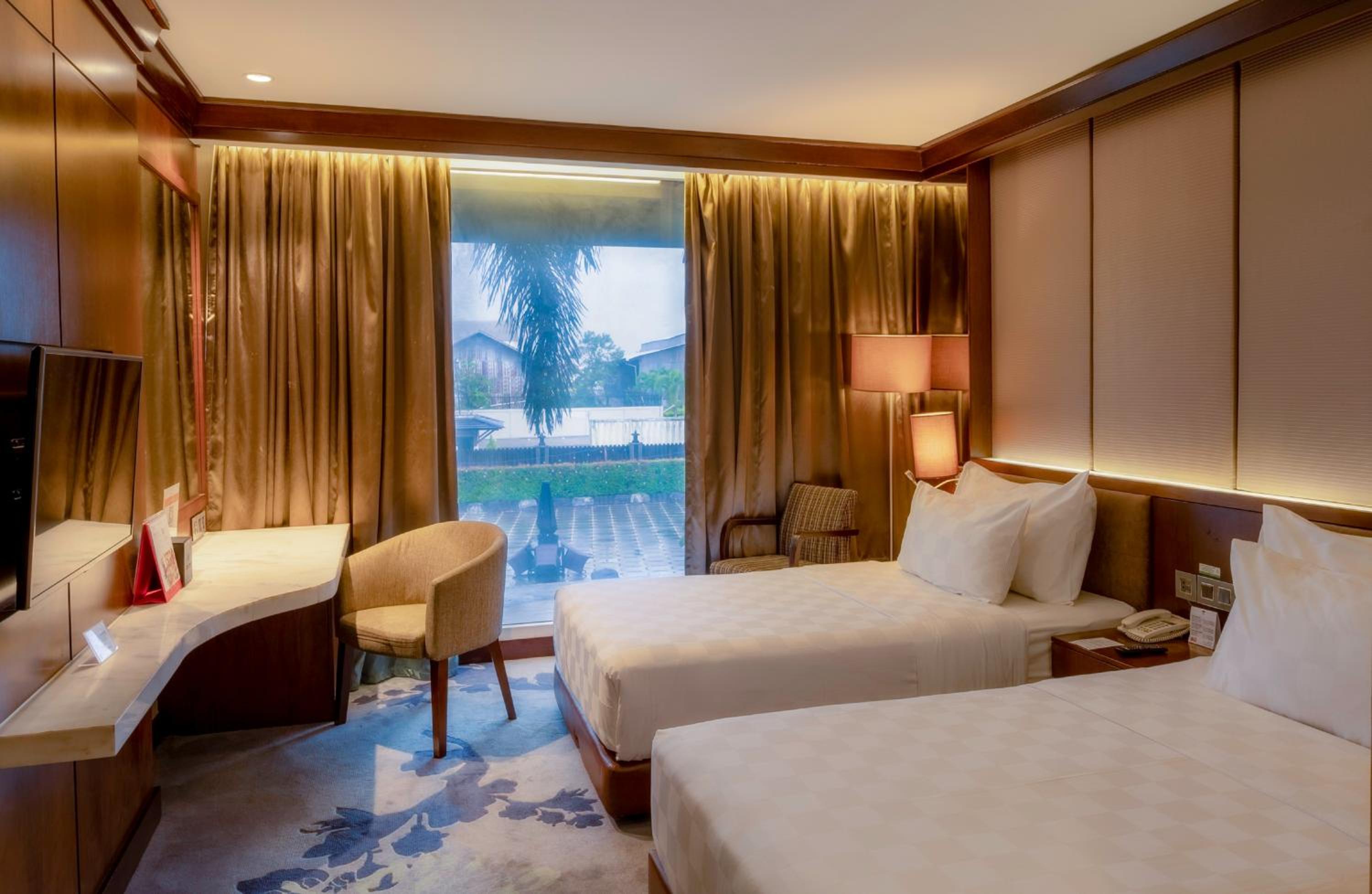 Deluxe Twin Pool View - Photo 5