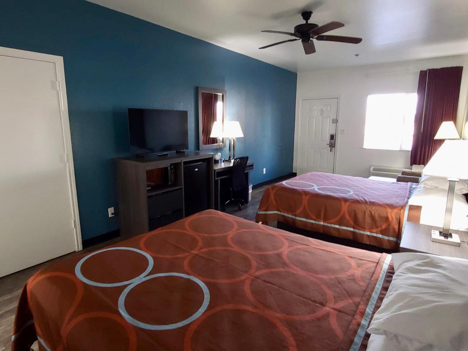 Queen Room with Two Queen Beds -  Non-Smoking - Photo 3