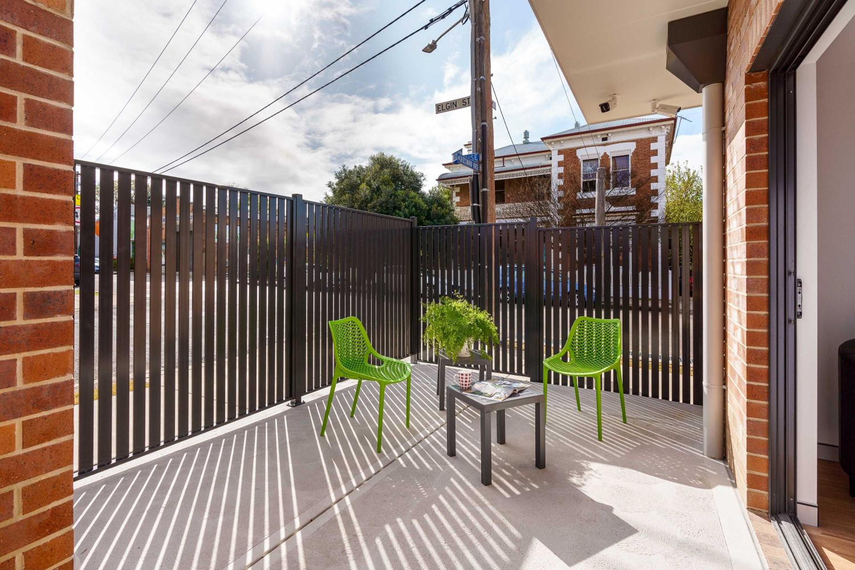 Studio with Balcony - Photo 2