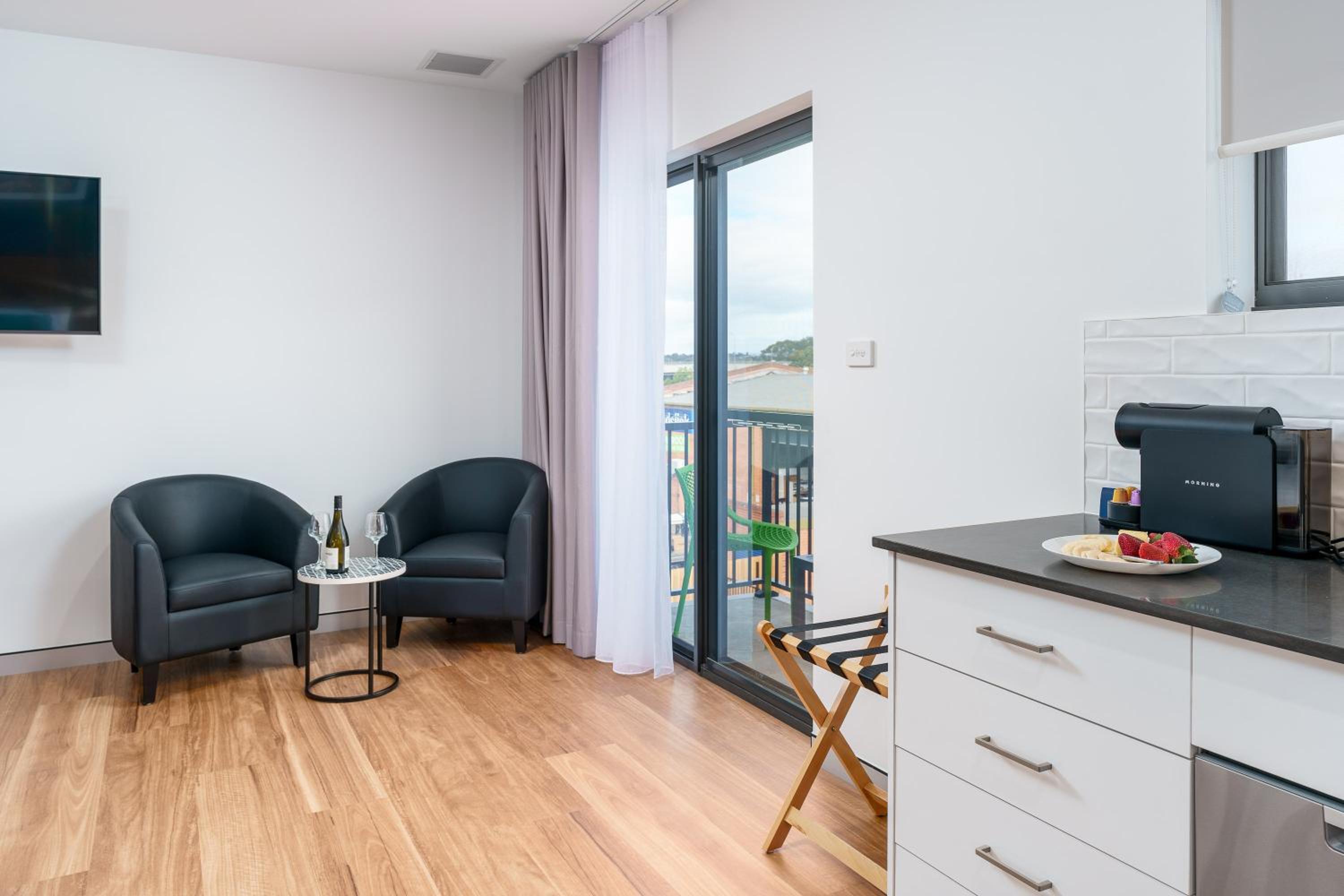 Studio with Balcony - Photo 11