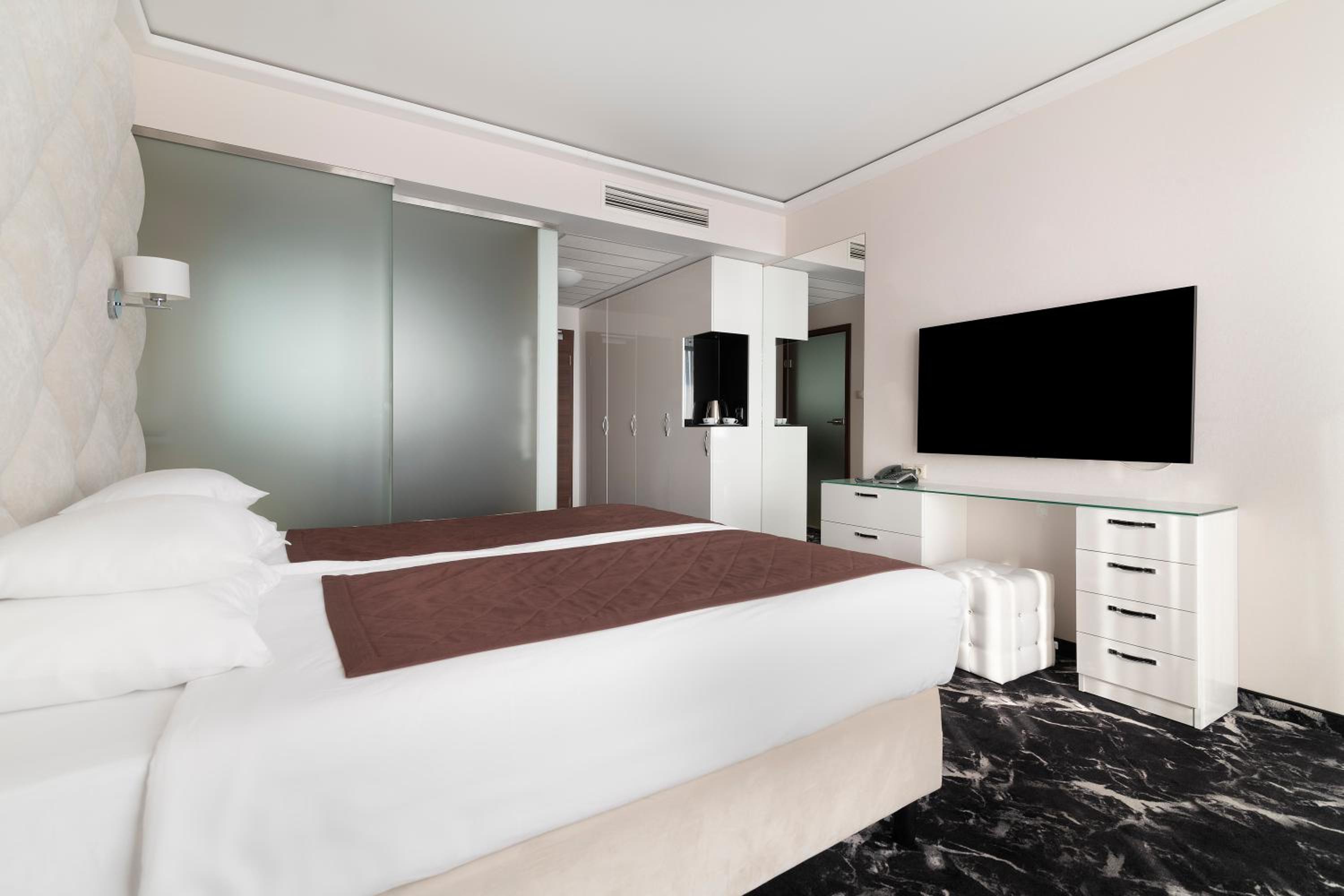 Double or Twin Room - Photo 2