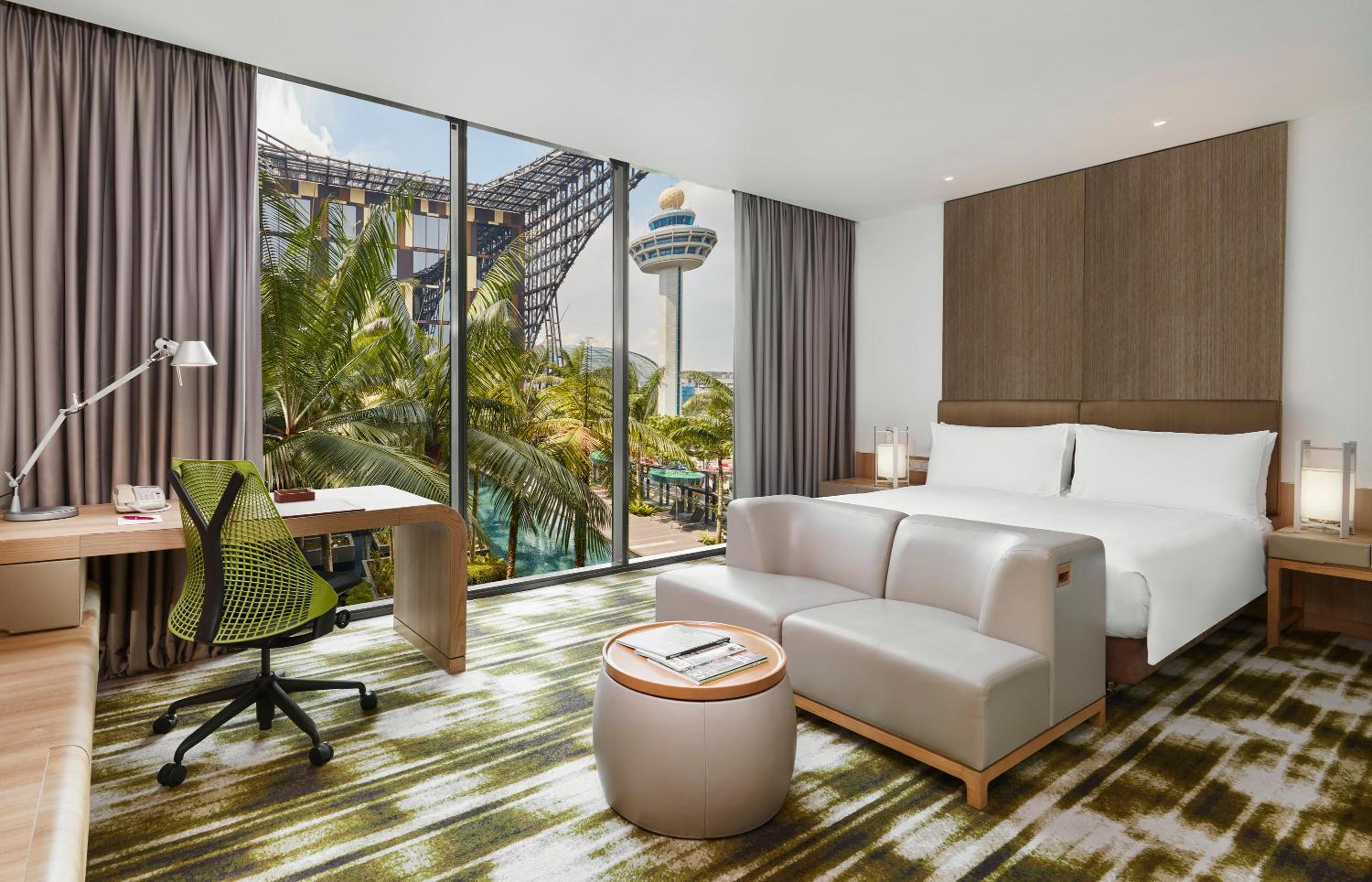 Standard King Room with Pool View photo 2