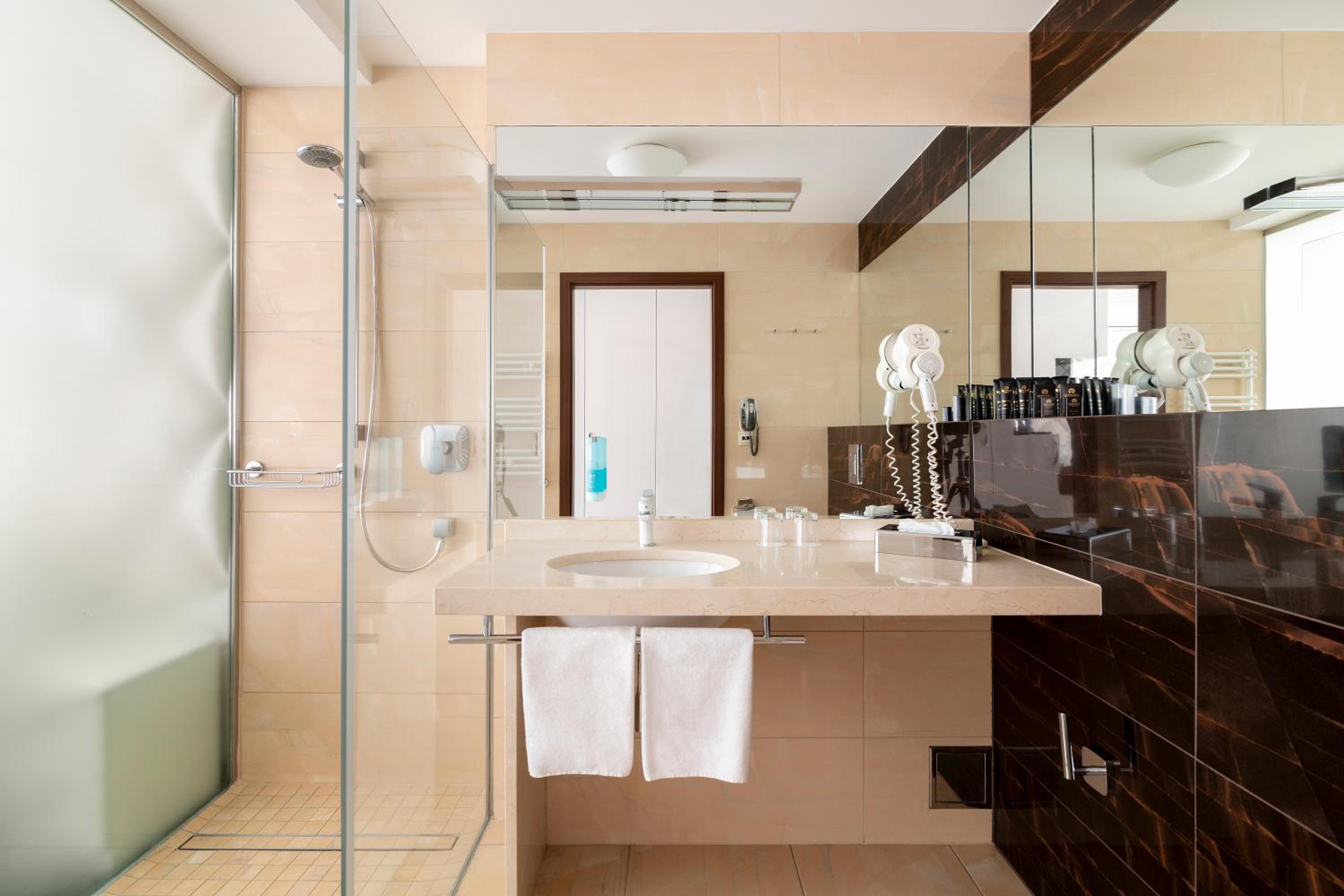 Double or Twin Room - Photo 4