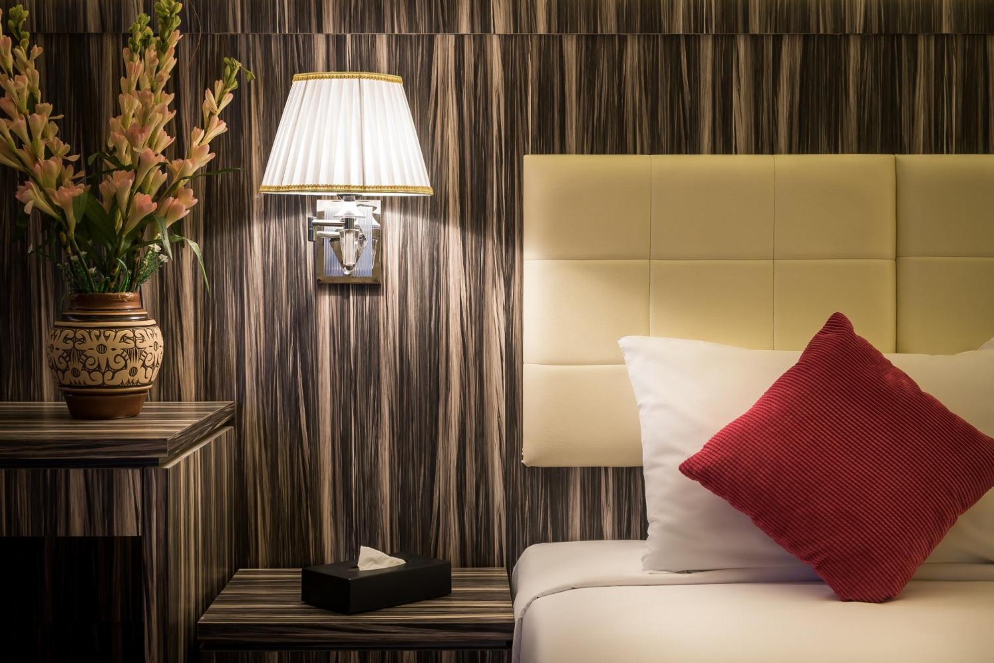 Executive Suite - Photo 2