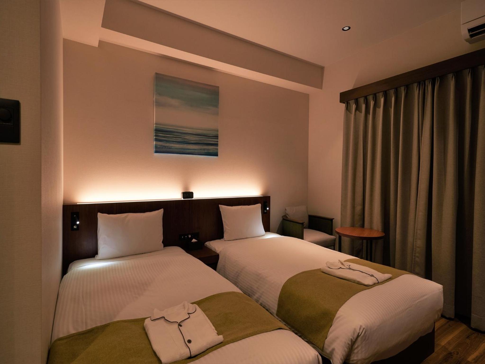 Standard Twin Room - Photo 4