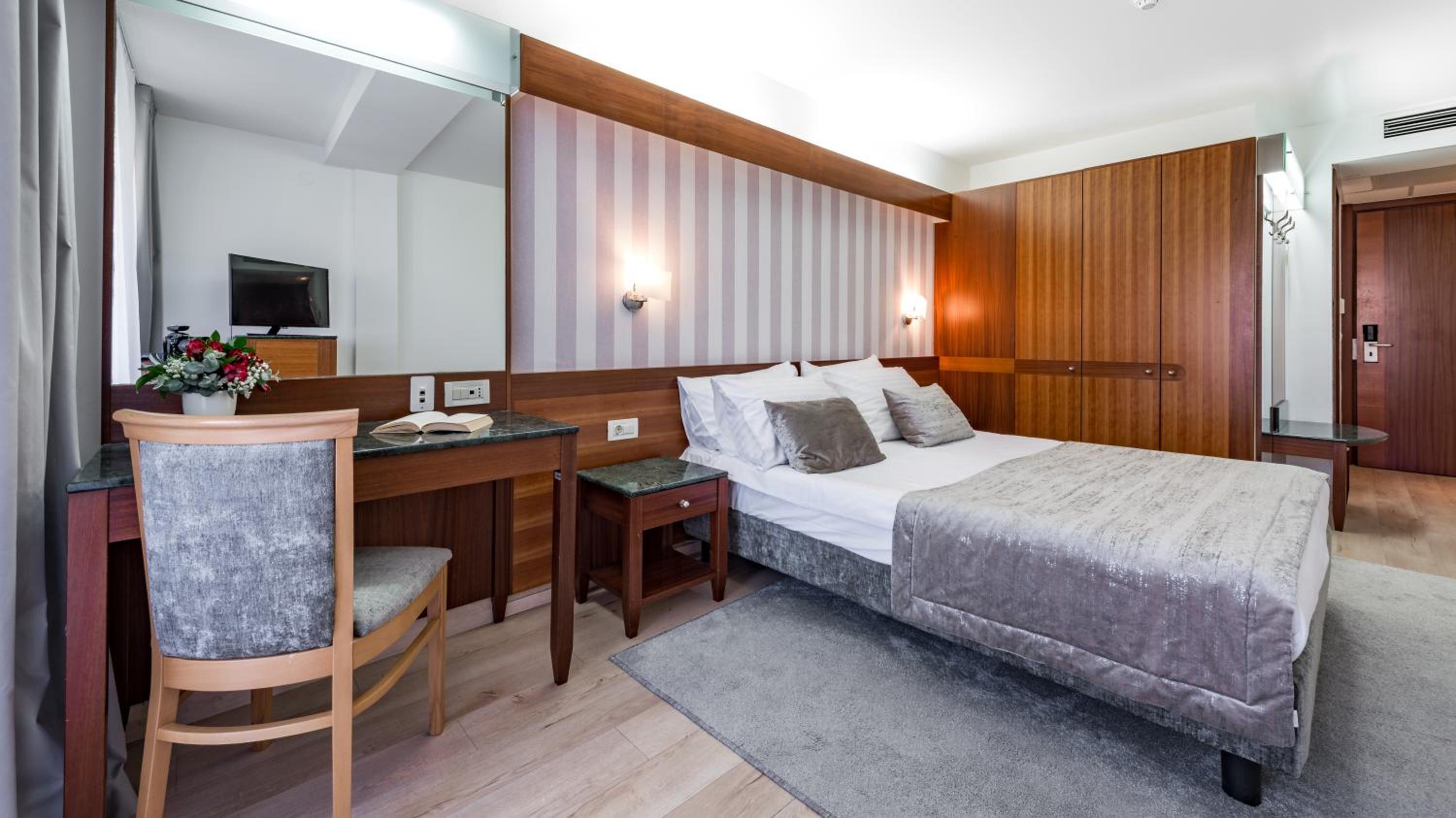 Double/Twin Room with Balcony and Sea View thumbnail 5