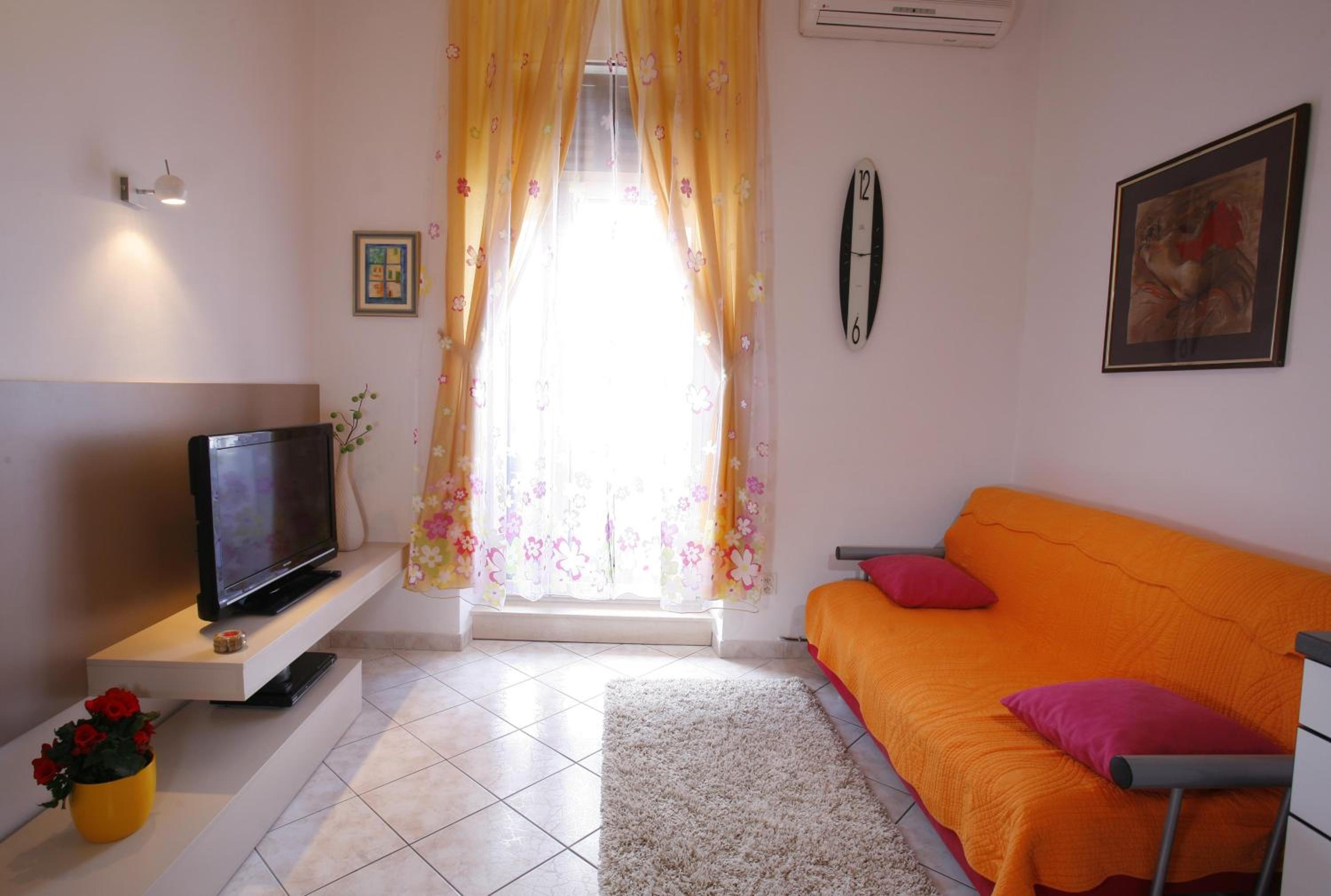 One-Bedroom Apartment with Balcony - Photo 11
