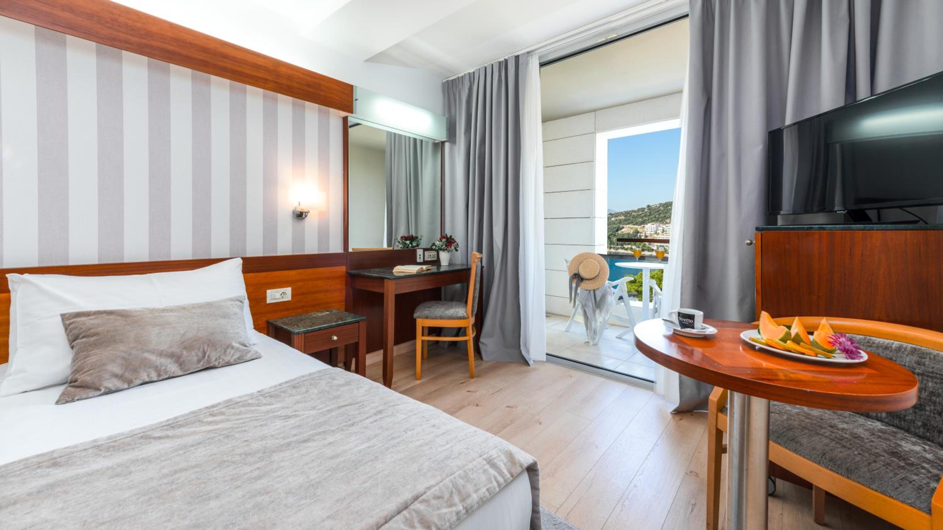 Double/Twin Room with Balcony and Sea View