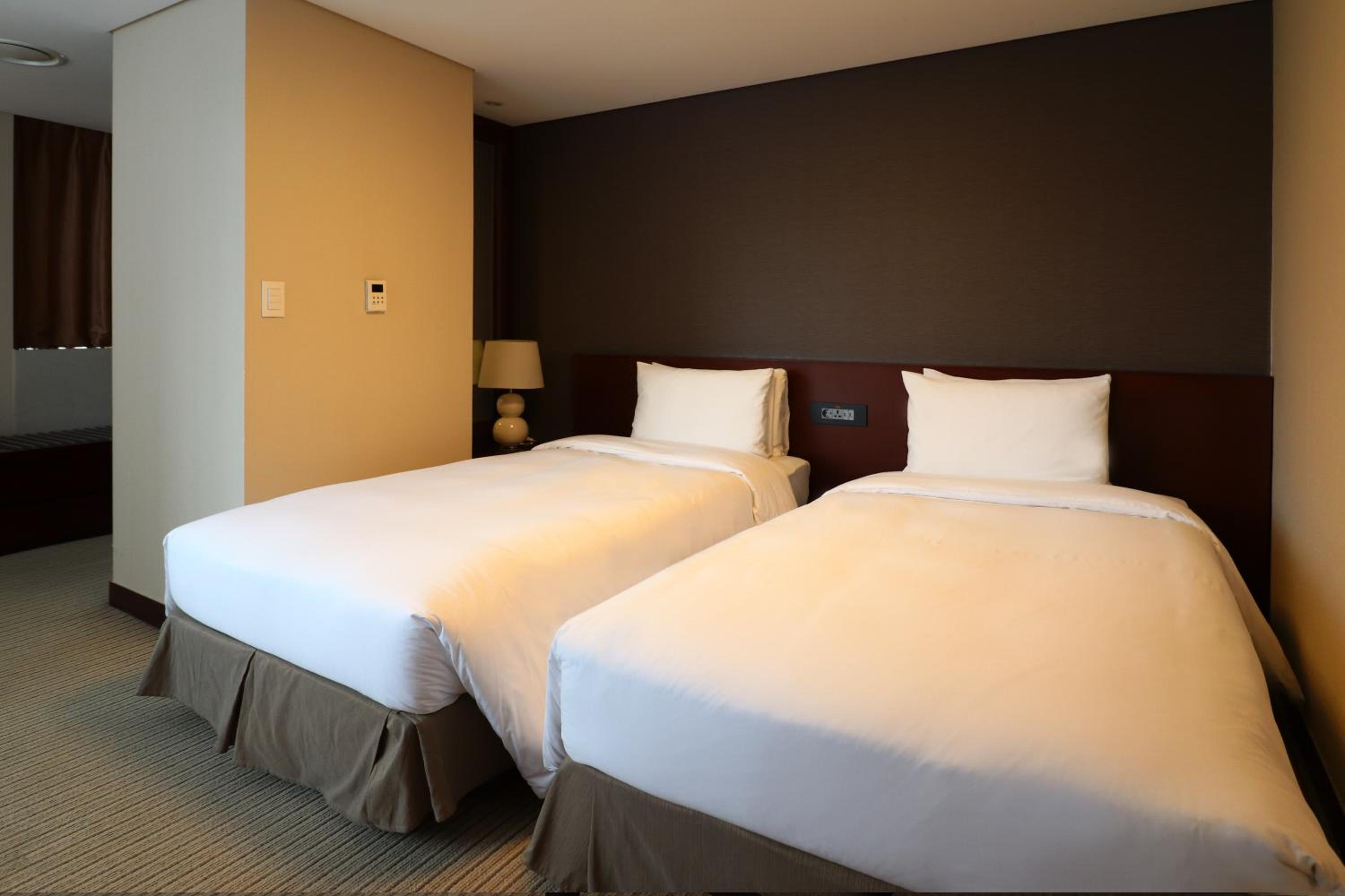 Quadruple Room - Photo 8