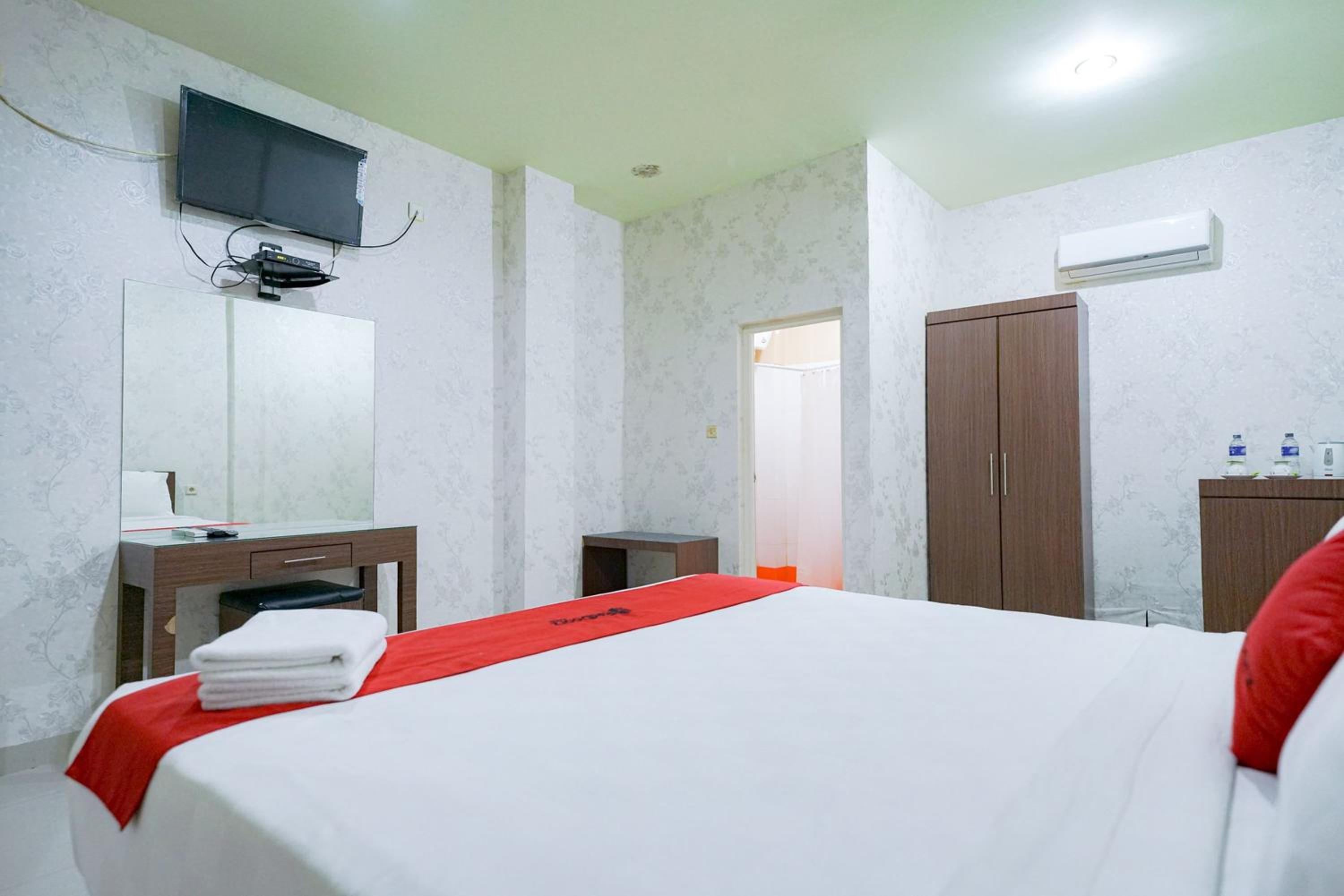 Deluxe Room - Photo 5