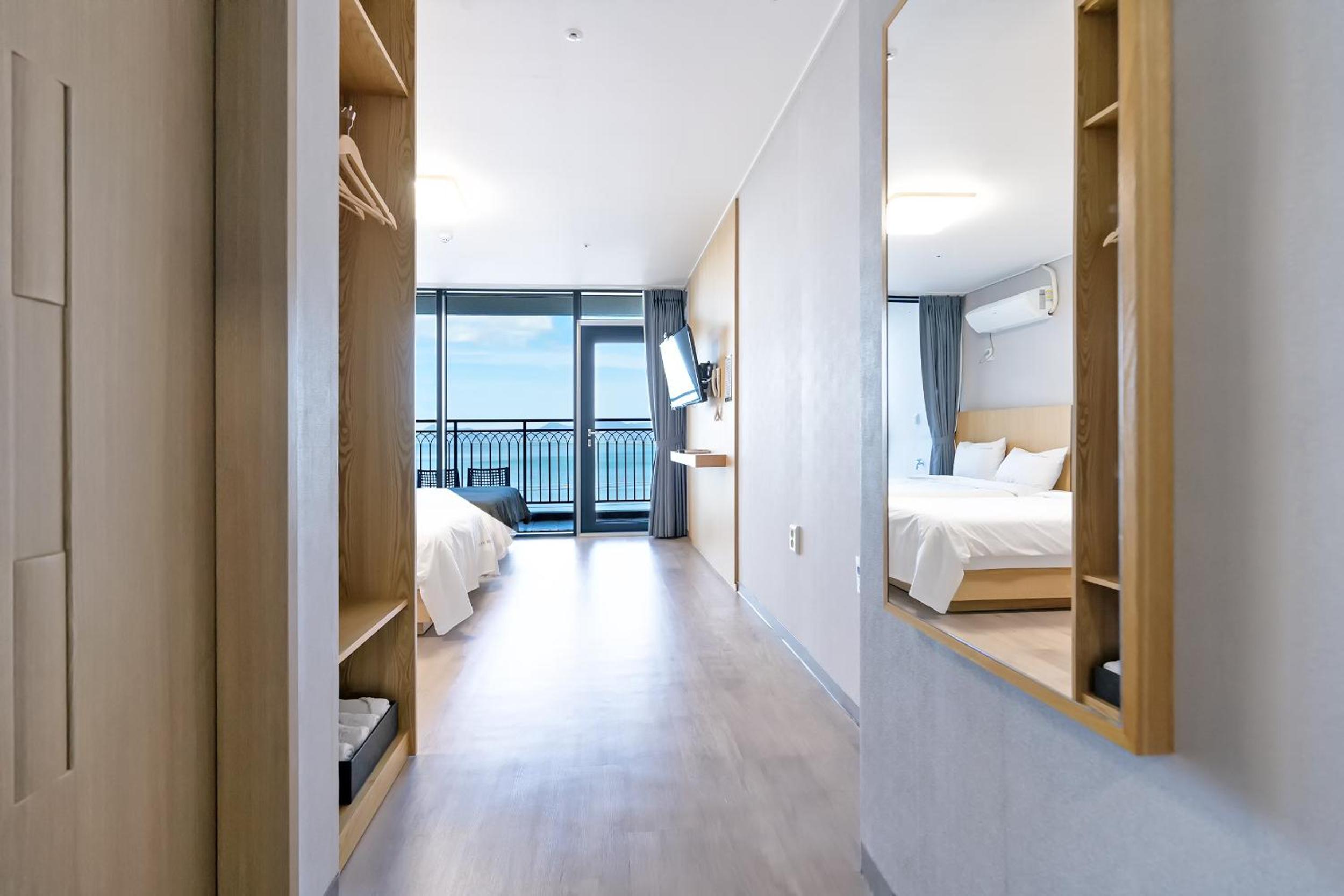 Twin Room with Sea View - Photo 5