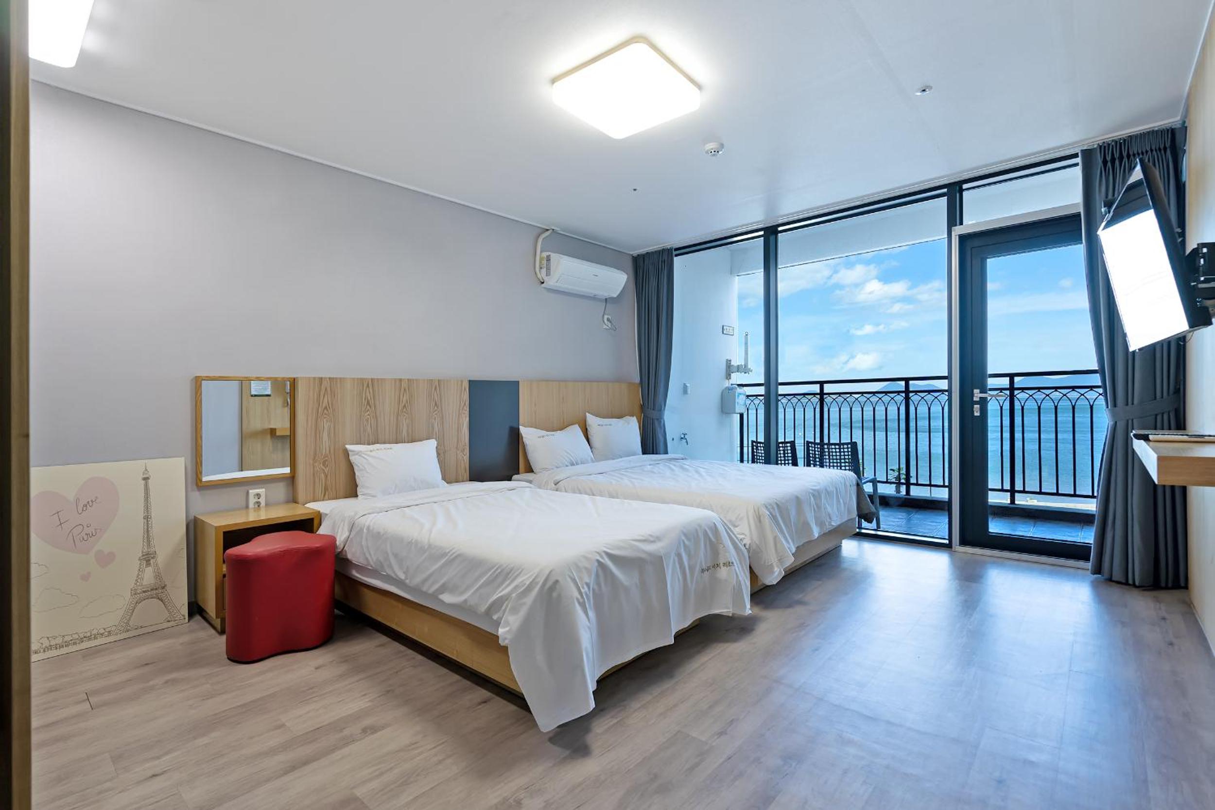 Twin Room with Sea View - Photo 6