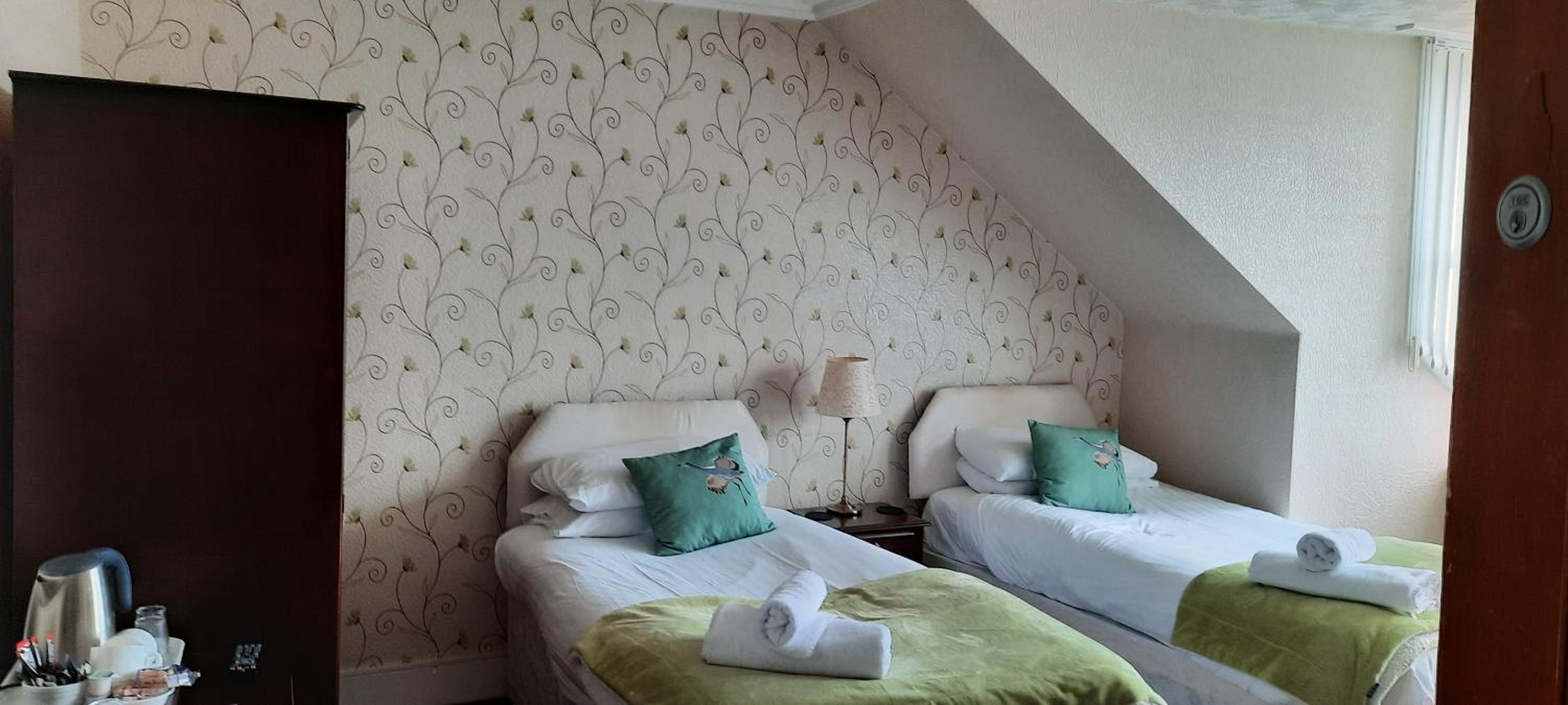 Standard Twin Room - Photo 3