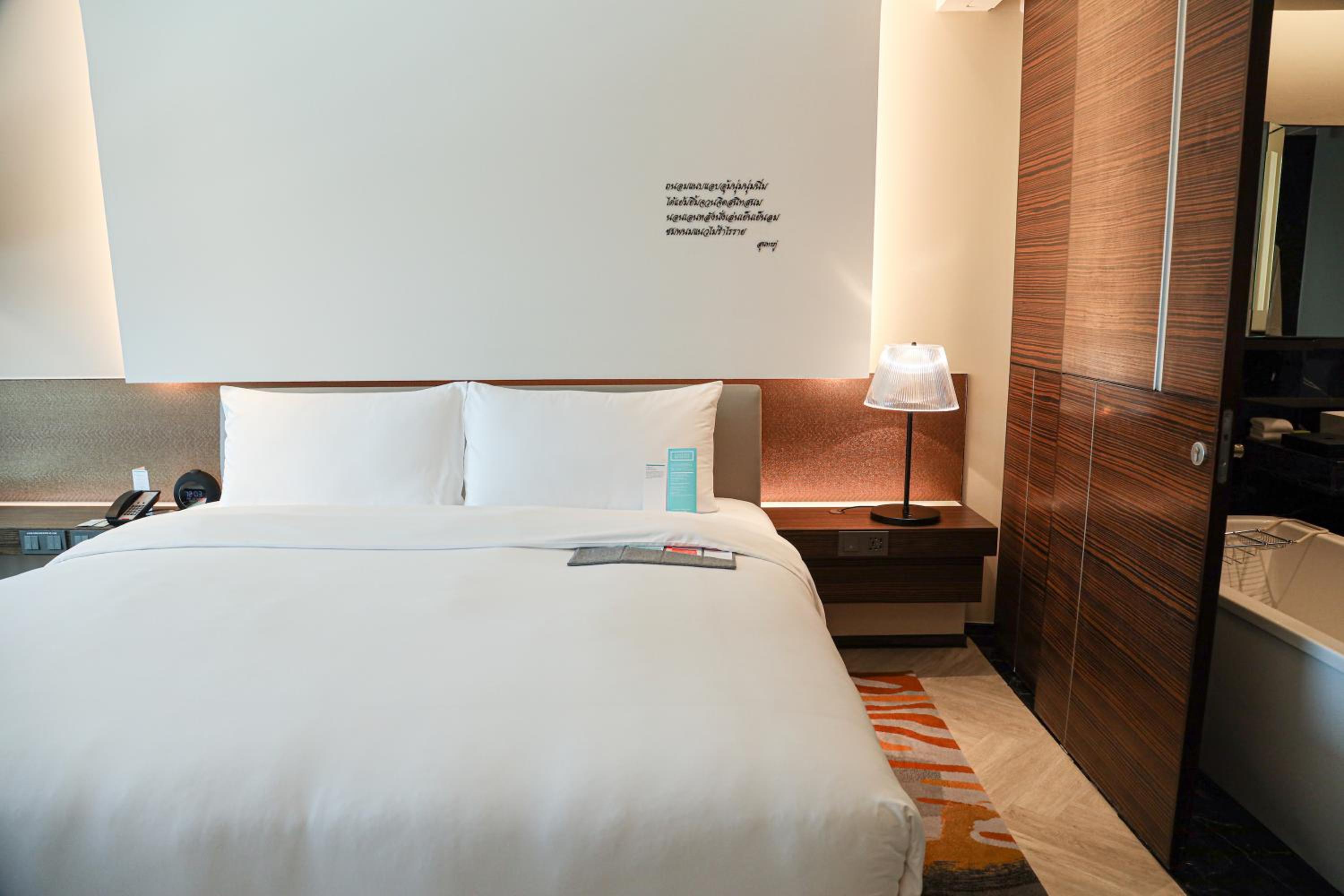 Deluxe Guest room, 1 King, High floor