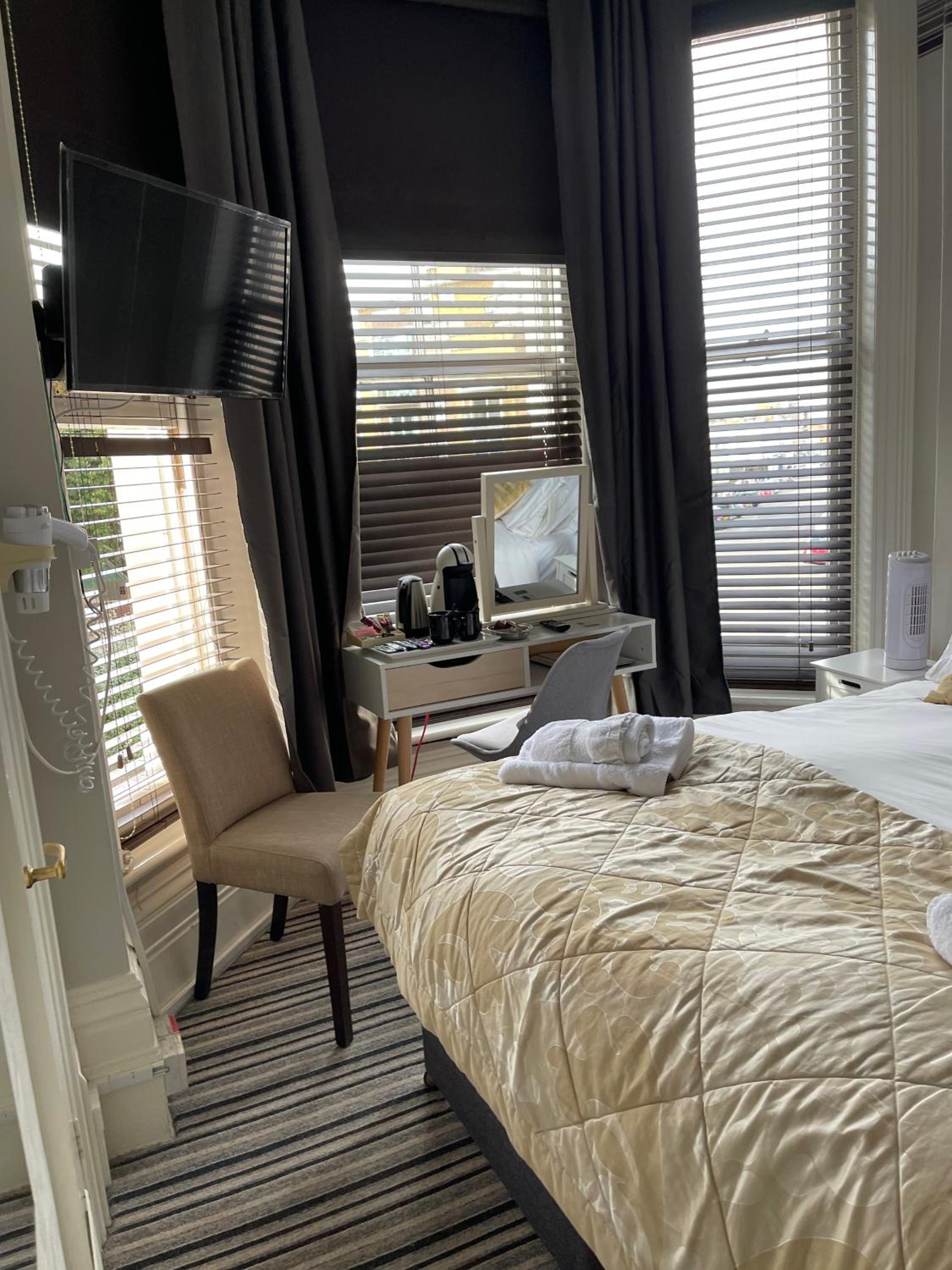 Twin Room with Private Bathroom photo 3