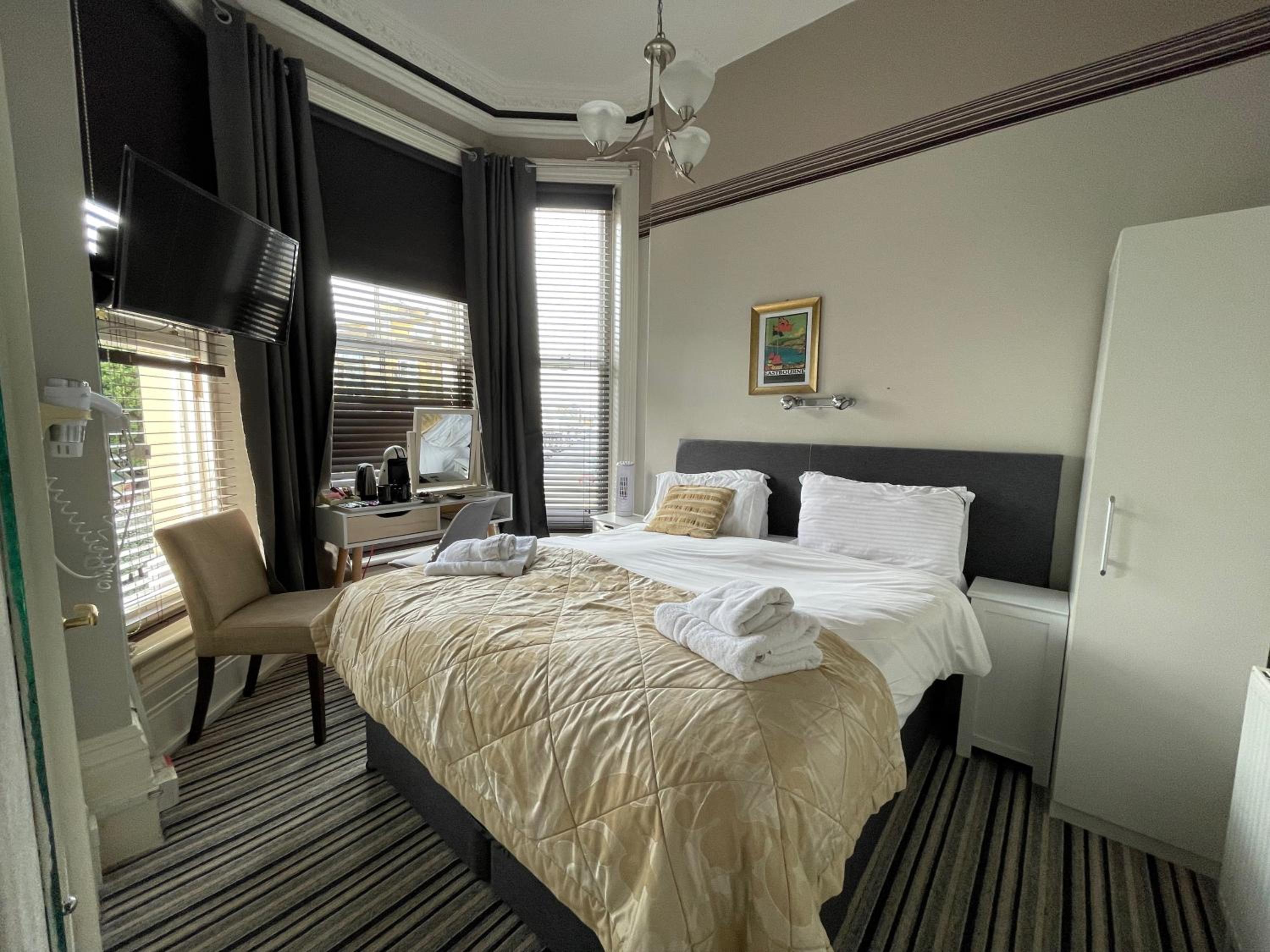 Twin Room with Private Bathroom photo 2