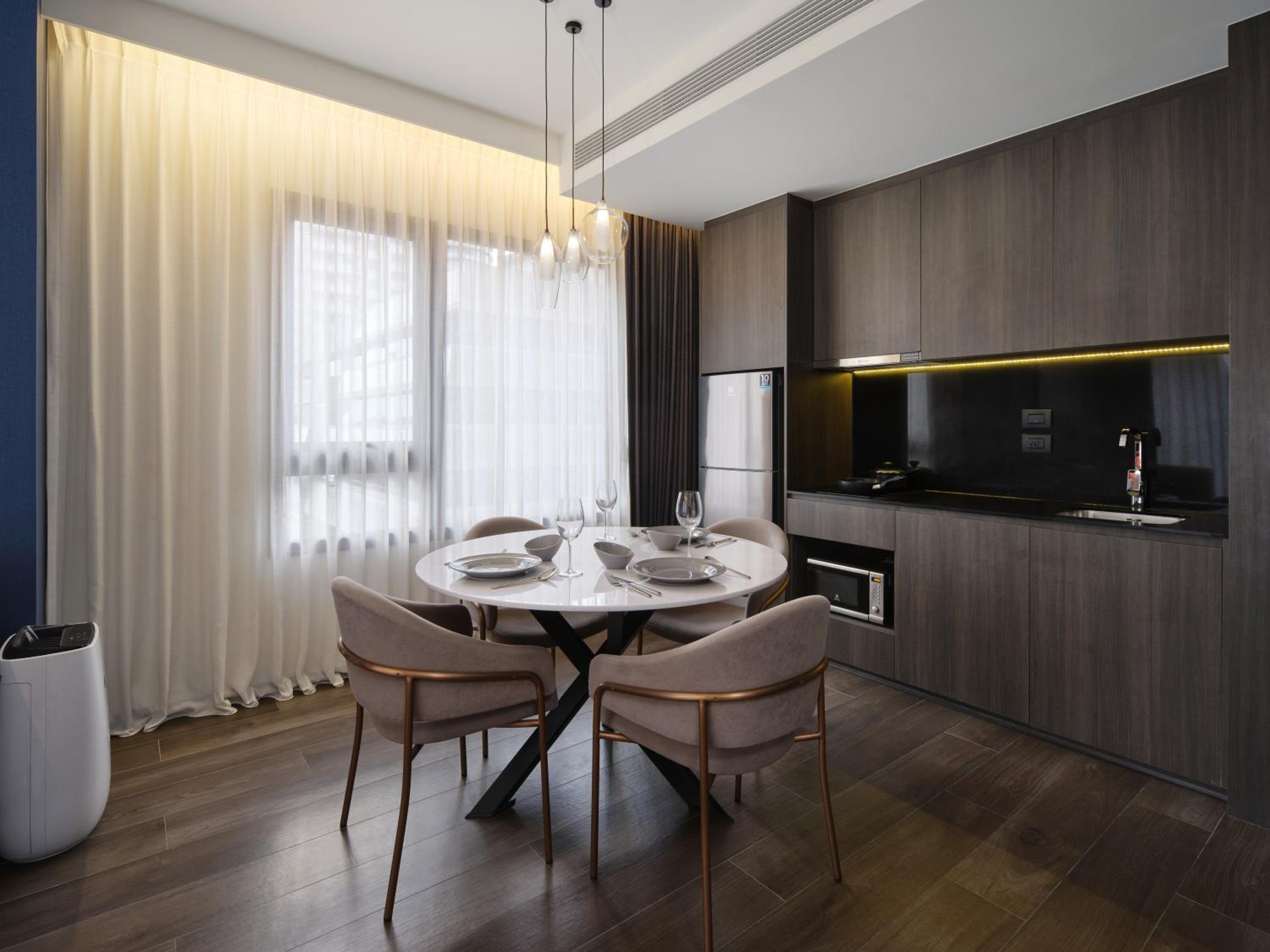 Two-Bedroom Corner Suite With King And Single Bed - City View