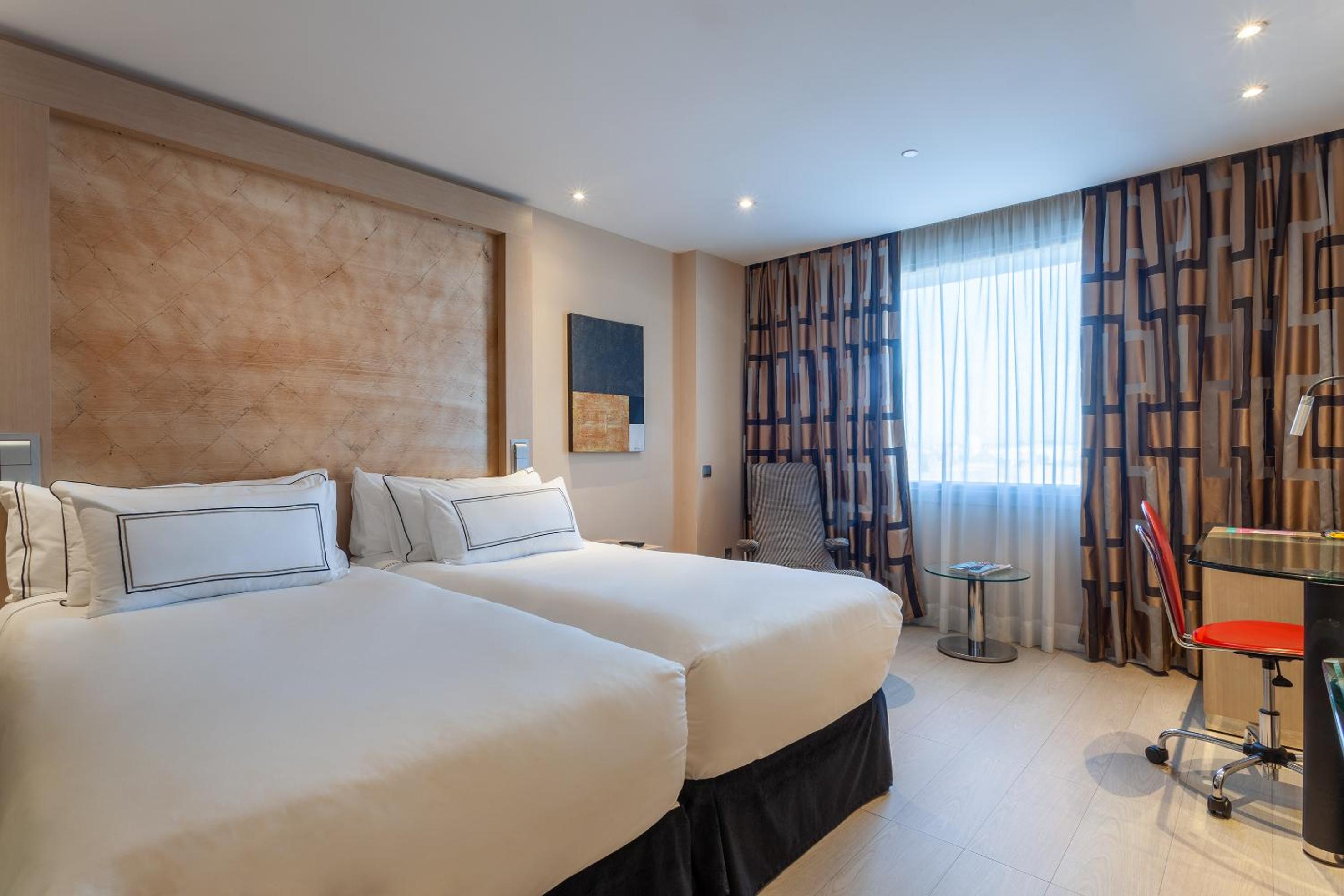 Melia Twin Room thumbnail 5