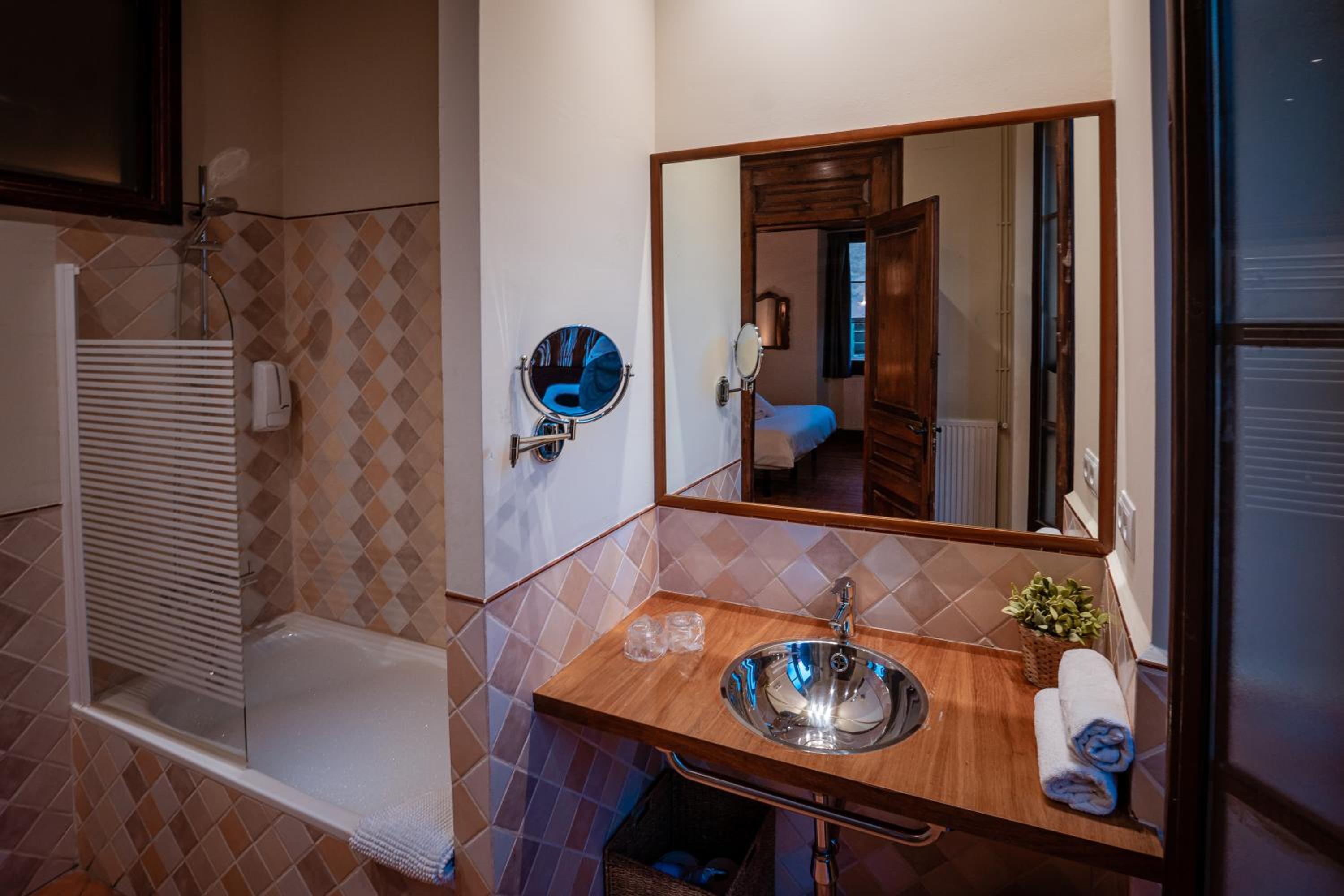 Deluxe Double Room with Bath and Balcony photo 3