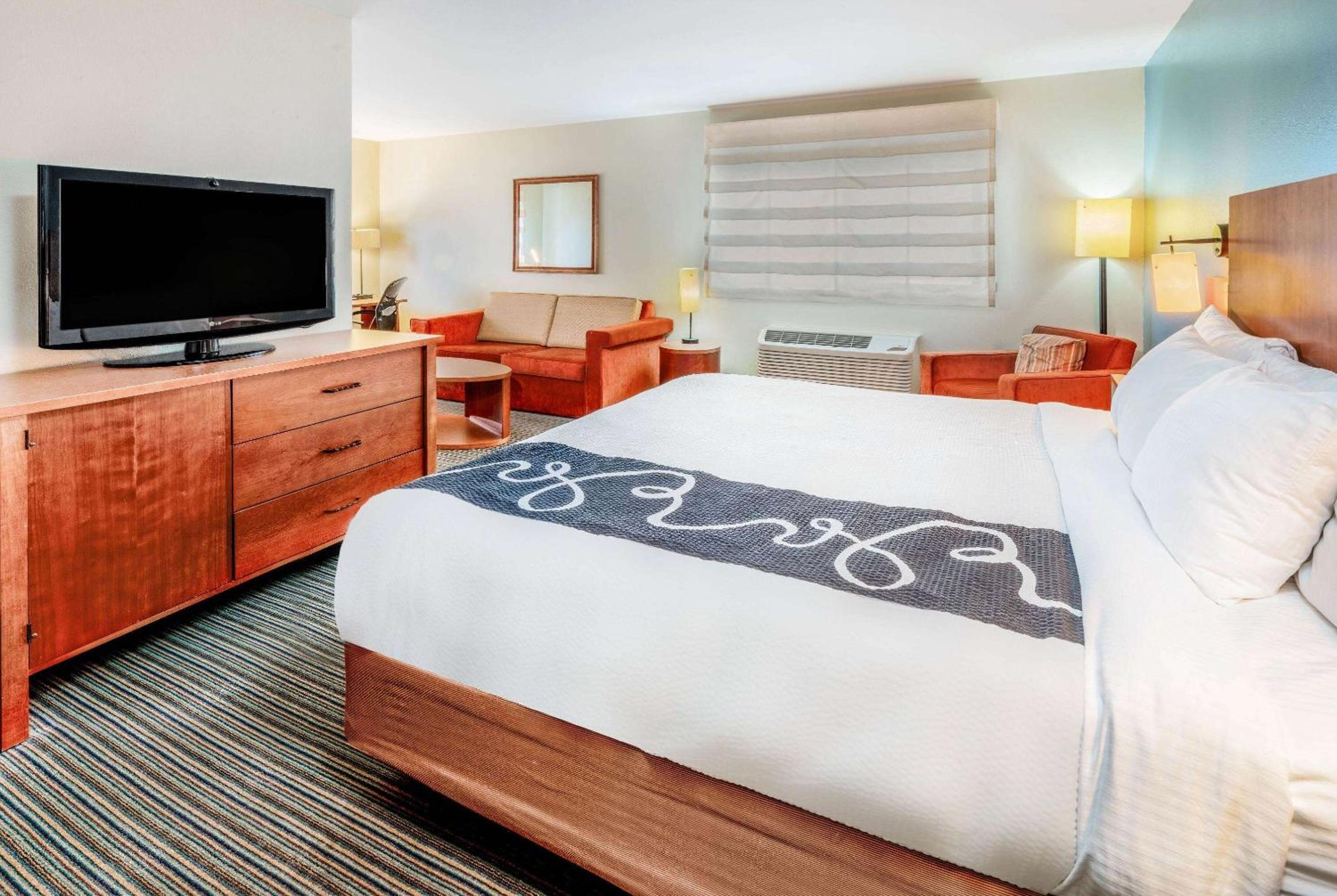 Deluxe King Room - Non-Smoking - Photo 1
