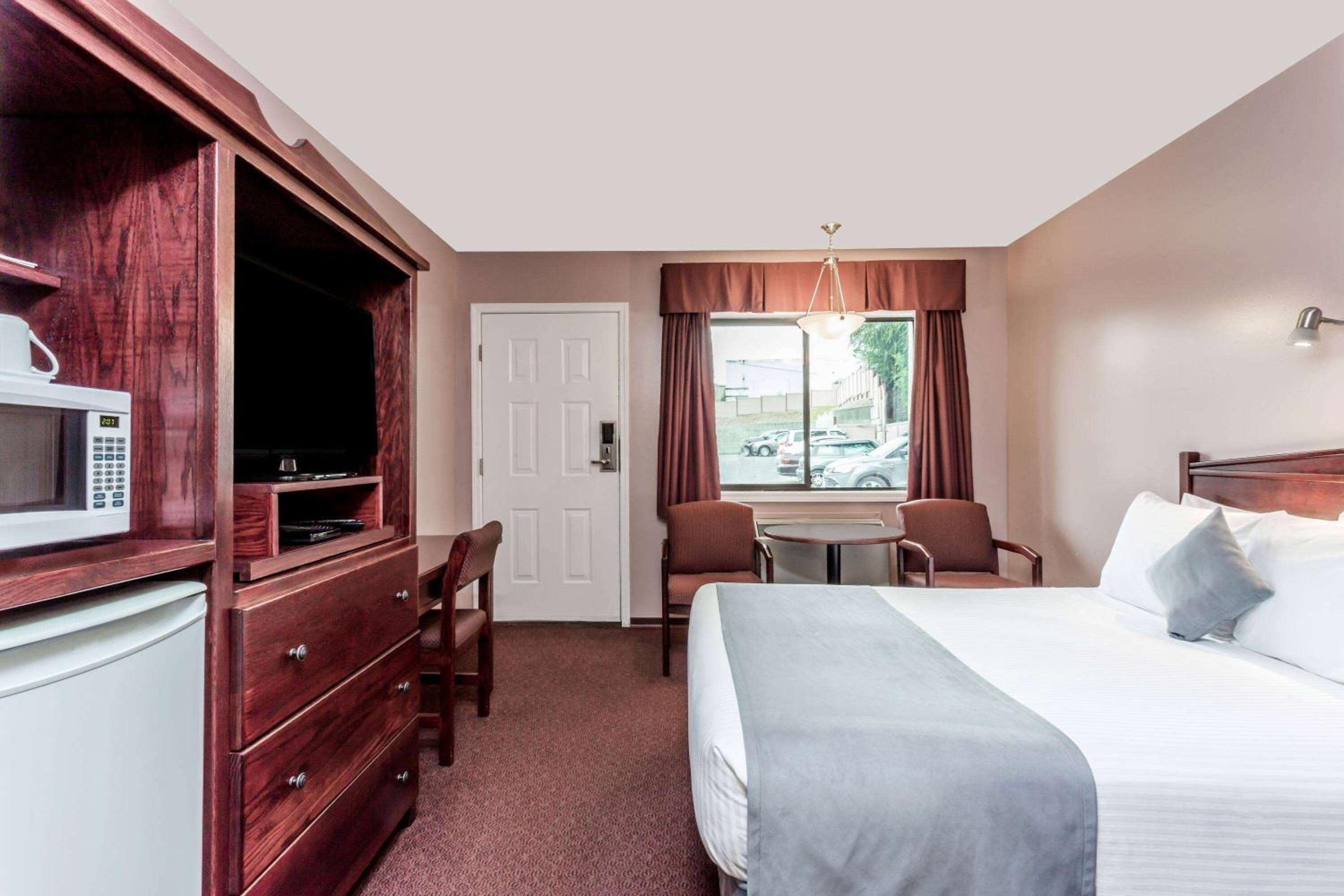 Queen Room with Two Queen Beds - Pet Friendly/Non-Smoking - Photo 3