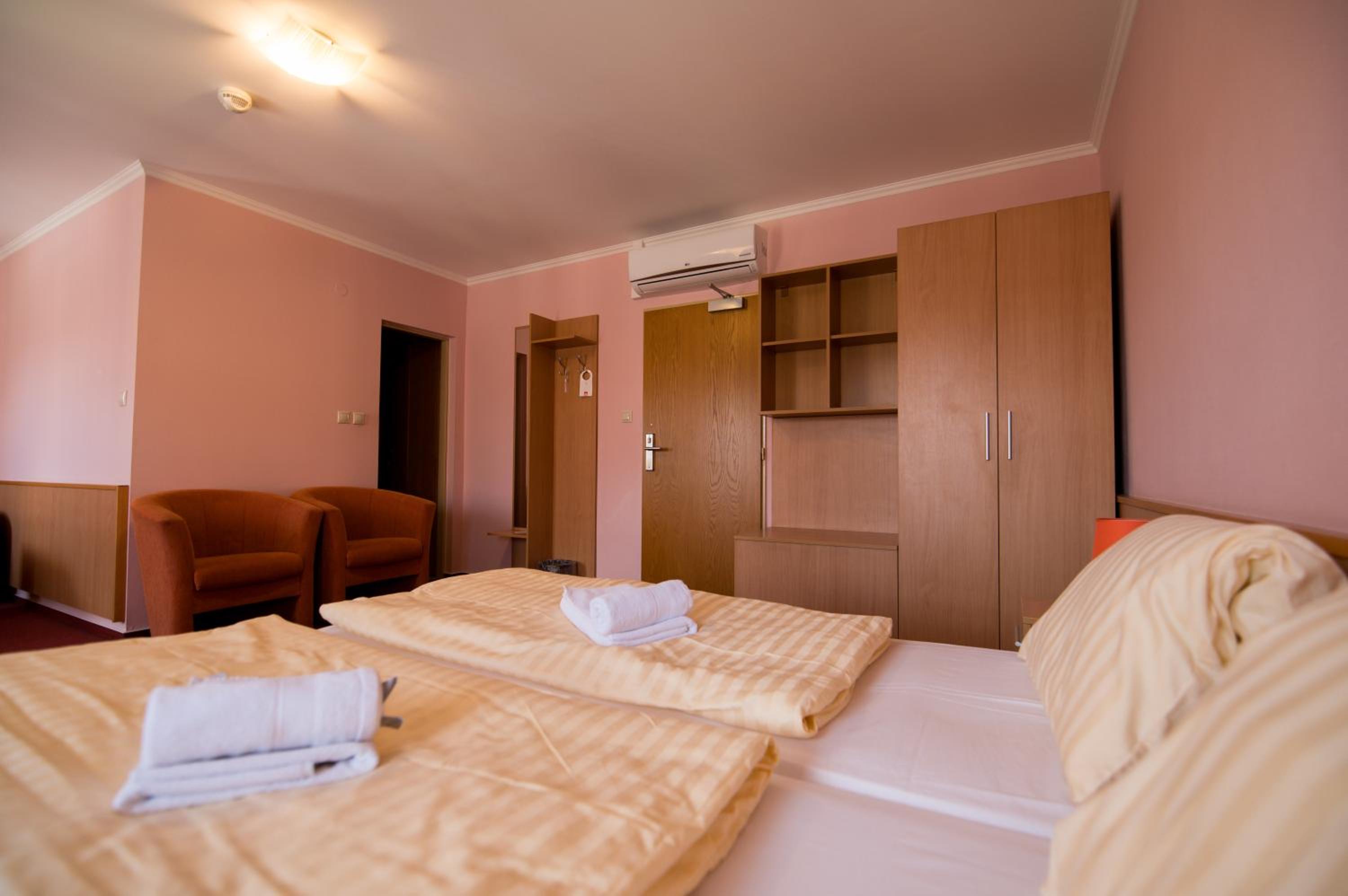 Deluxe Double Room with Extra Bed - Photo 10