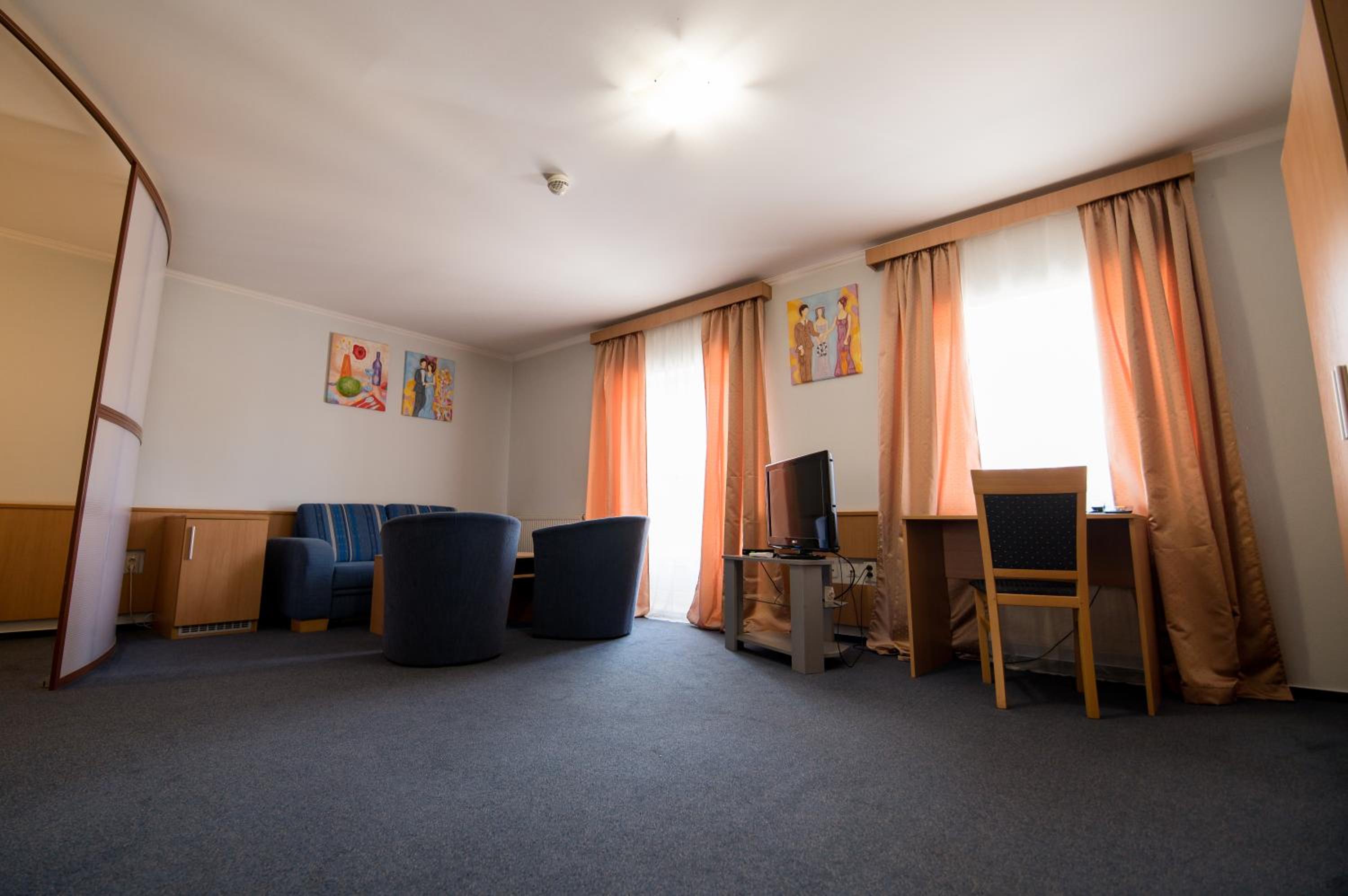 Deluxe Double Room with Extra Bed - Photo 12