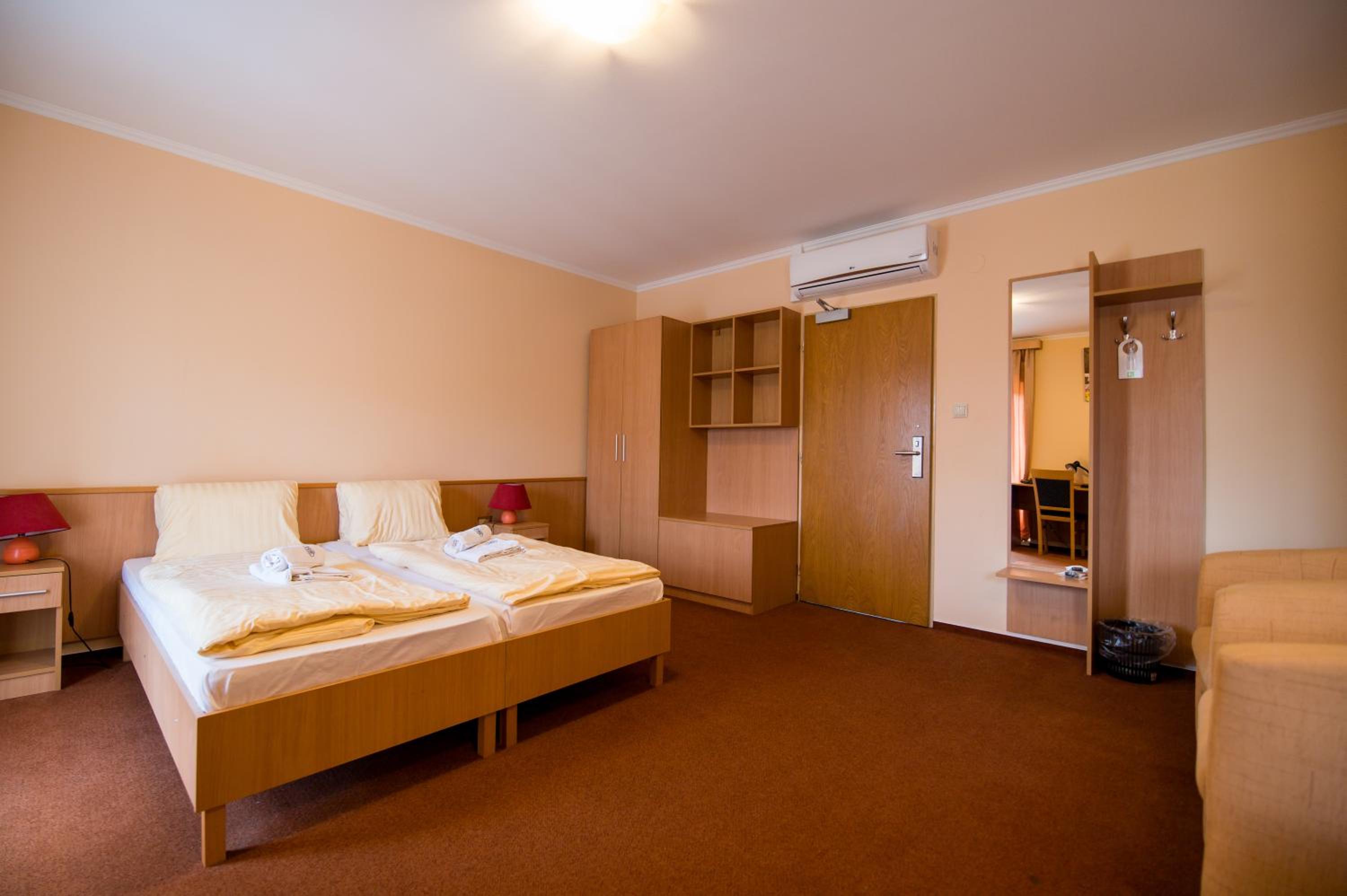 Deluxe Double Room with Extra Bed - Photo 15