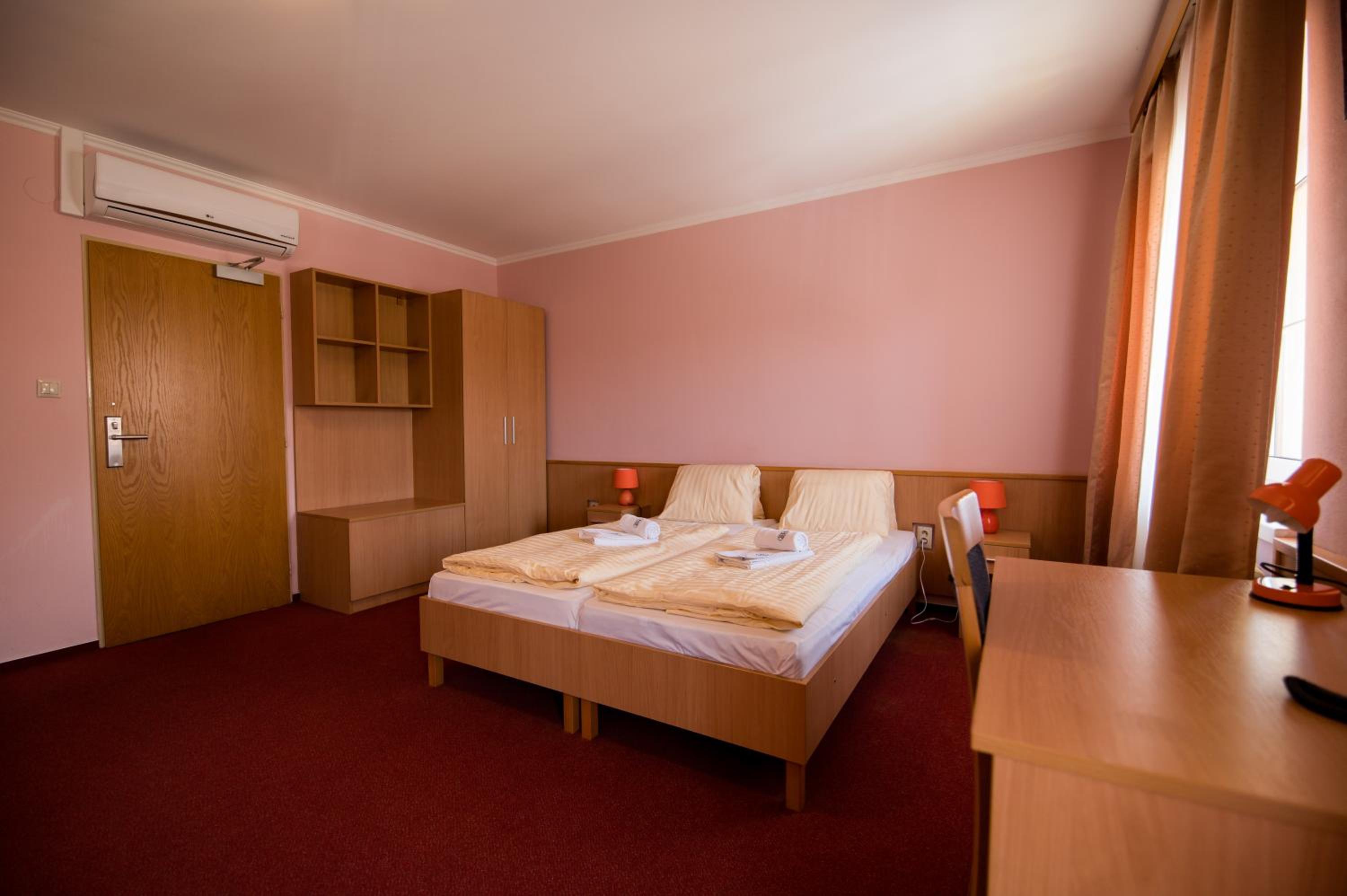 Deluxe Double Room with Extra Bed - Photo 16