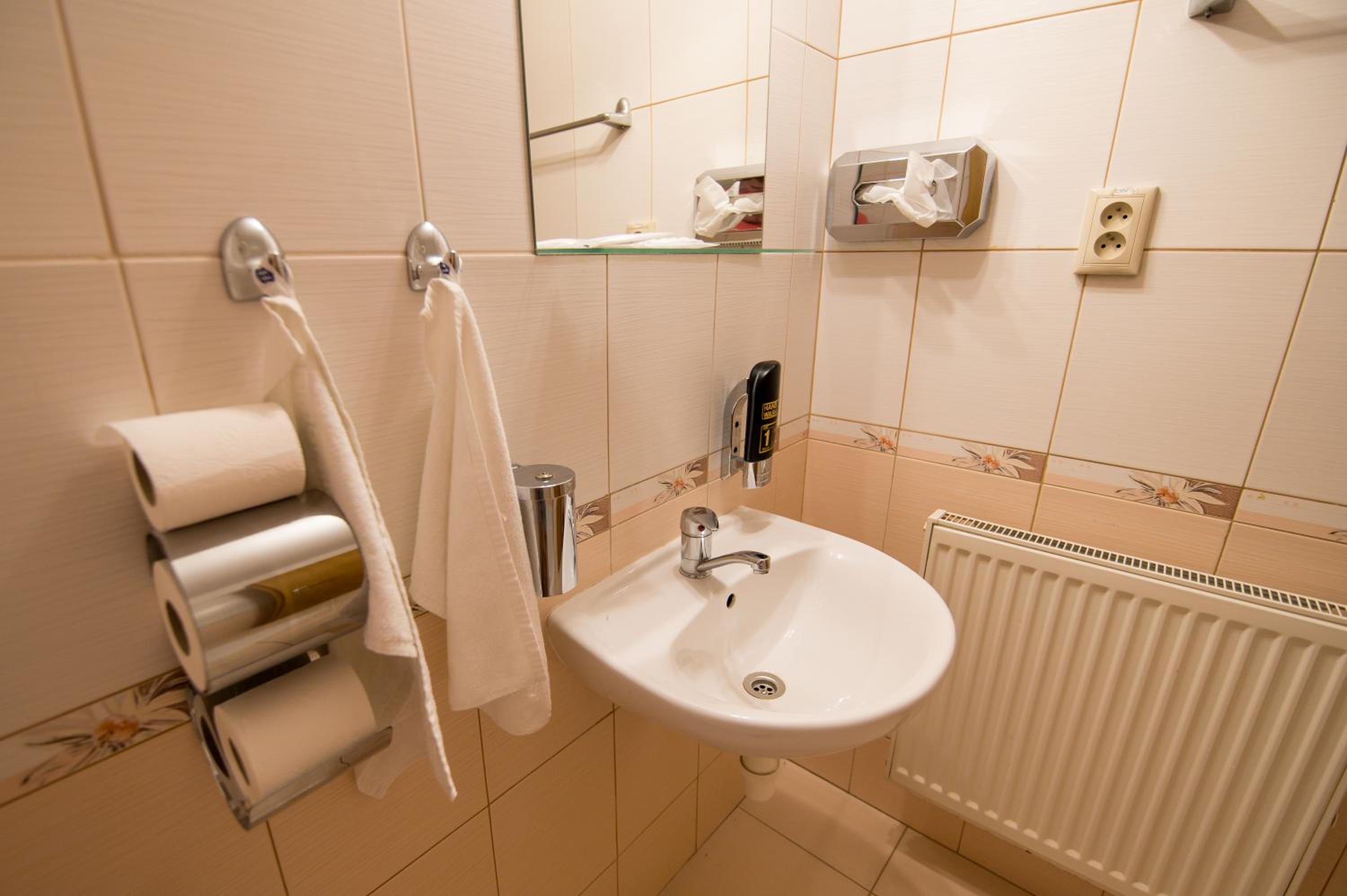 Double or Twin Room with Bathroom - Photo 4