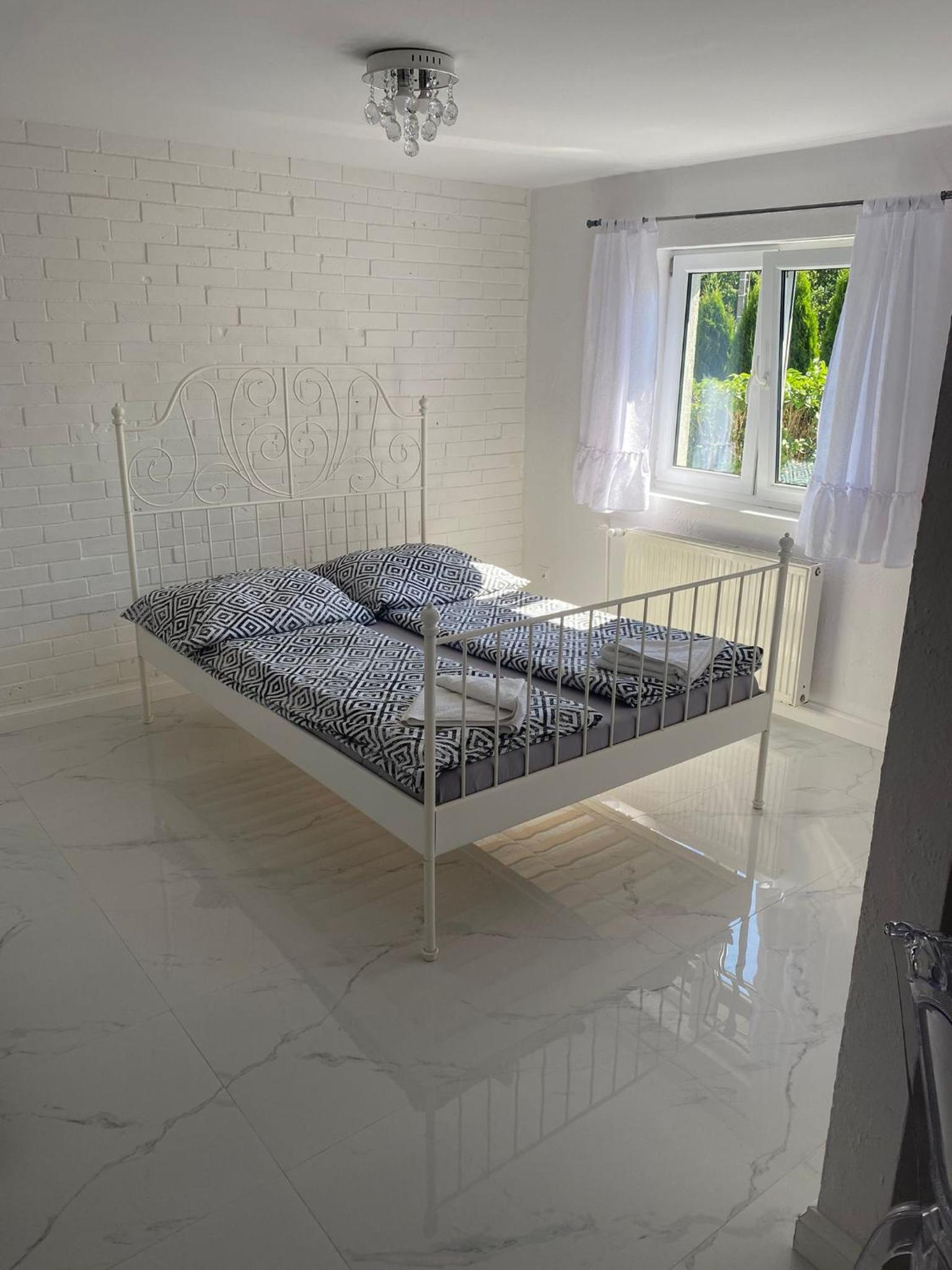 Studio Apartment - Photo 1