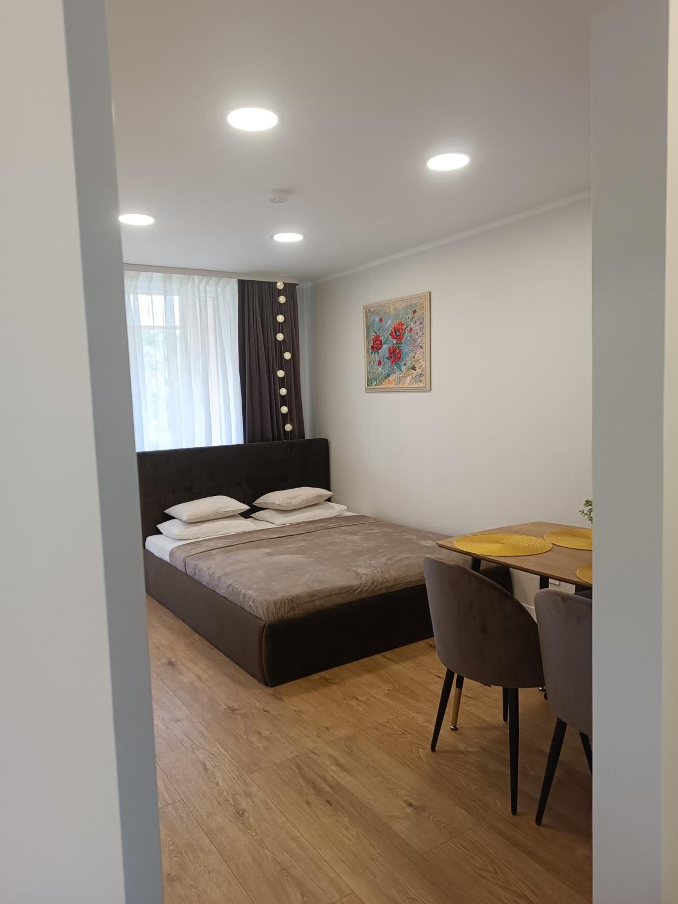 Apartment with Balcony - Photo 5