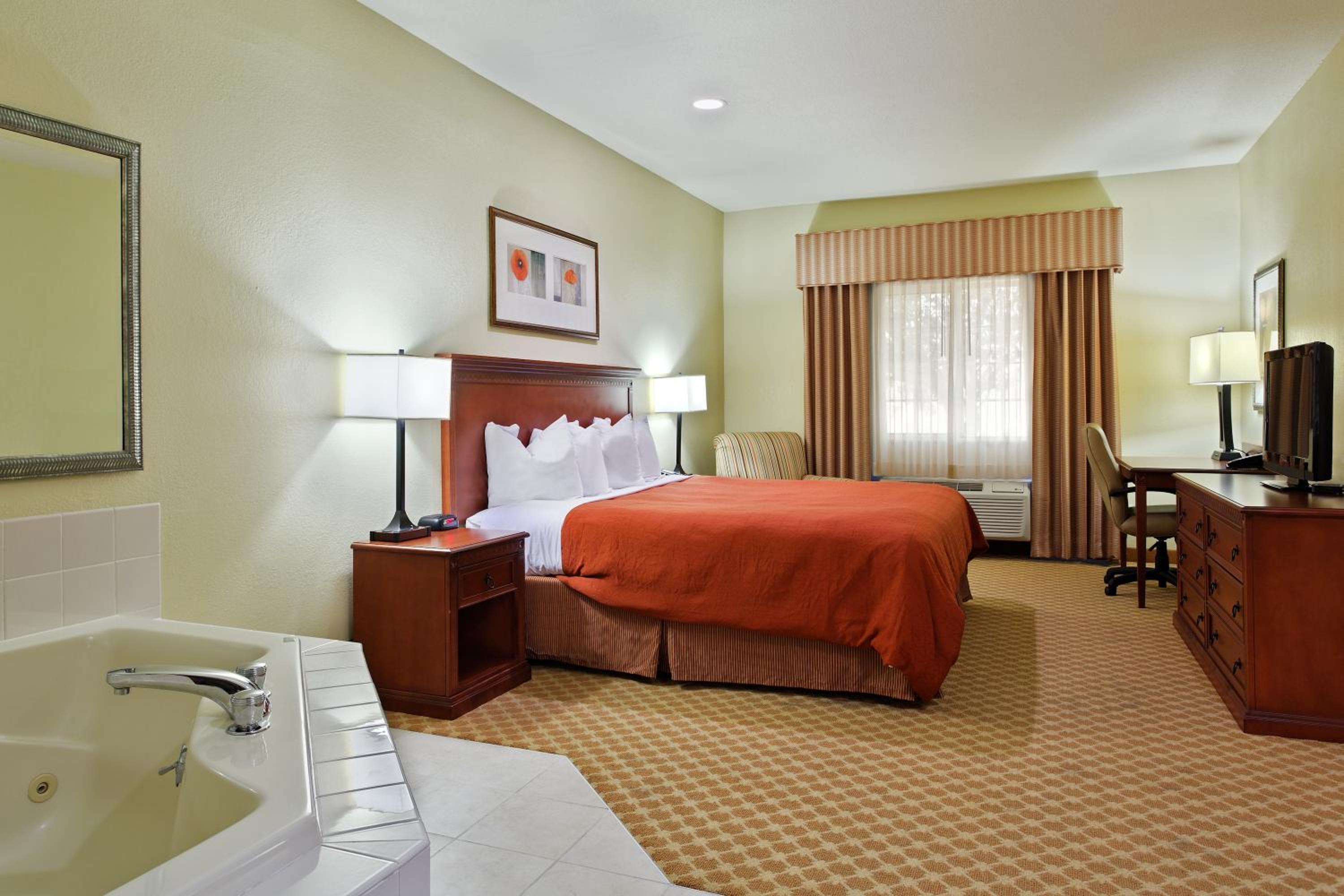 One-Bedroom King Suite With Spa Bath