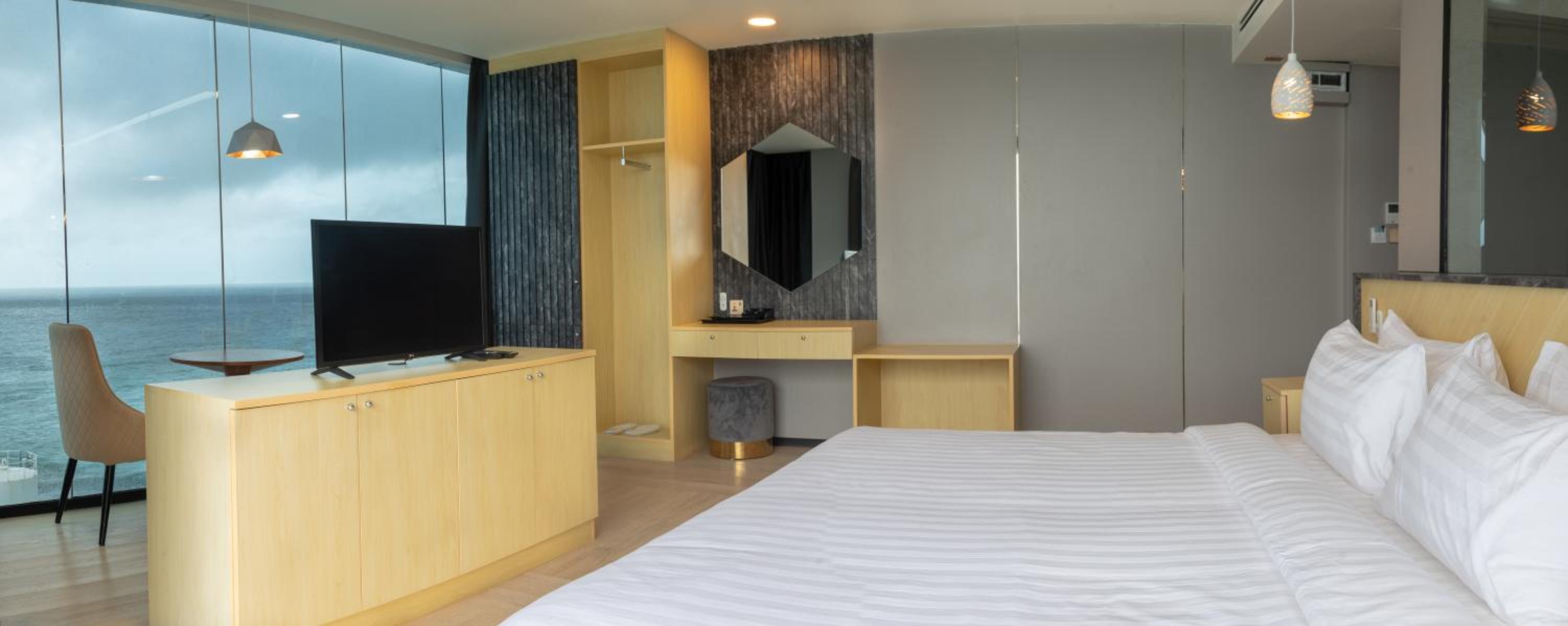 Premier Oceanview with Balcony - Photo 3