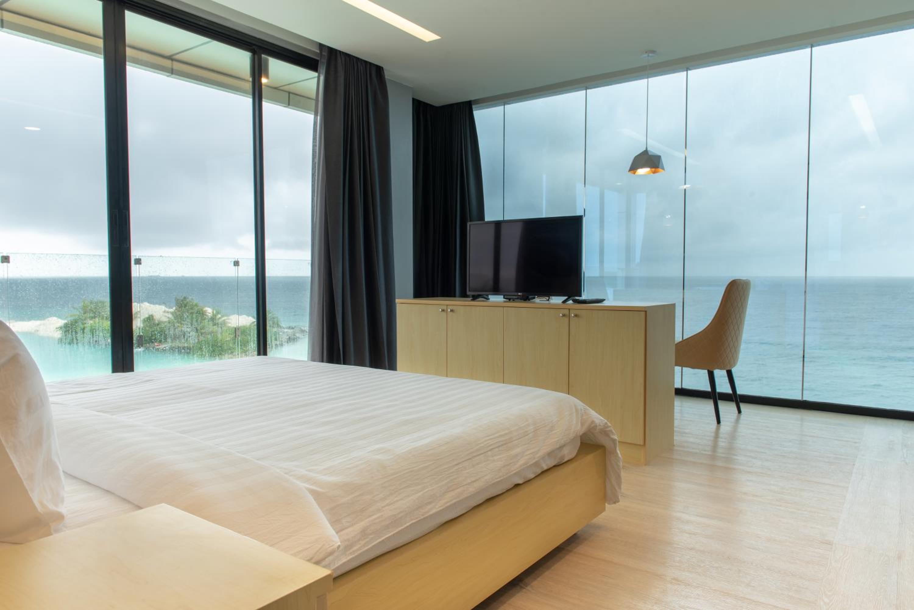 Premier Oceanview with Balcony - Photo 2