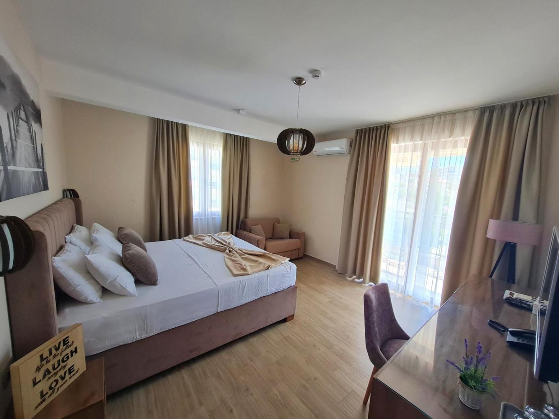 One-Bedroom Suite - Photo 8