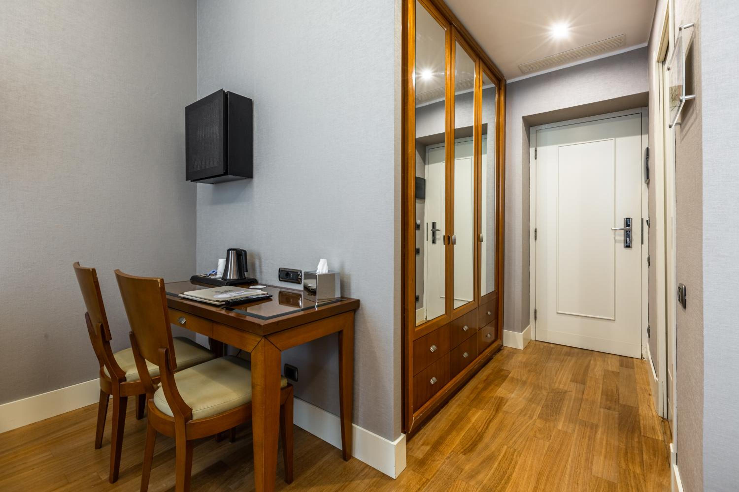 Superior Double or Twin Room thumbnail 6