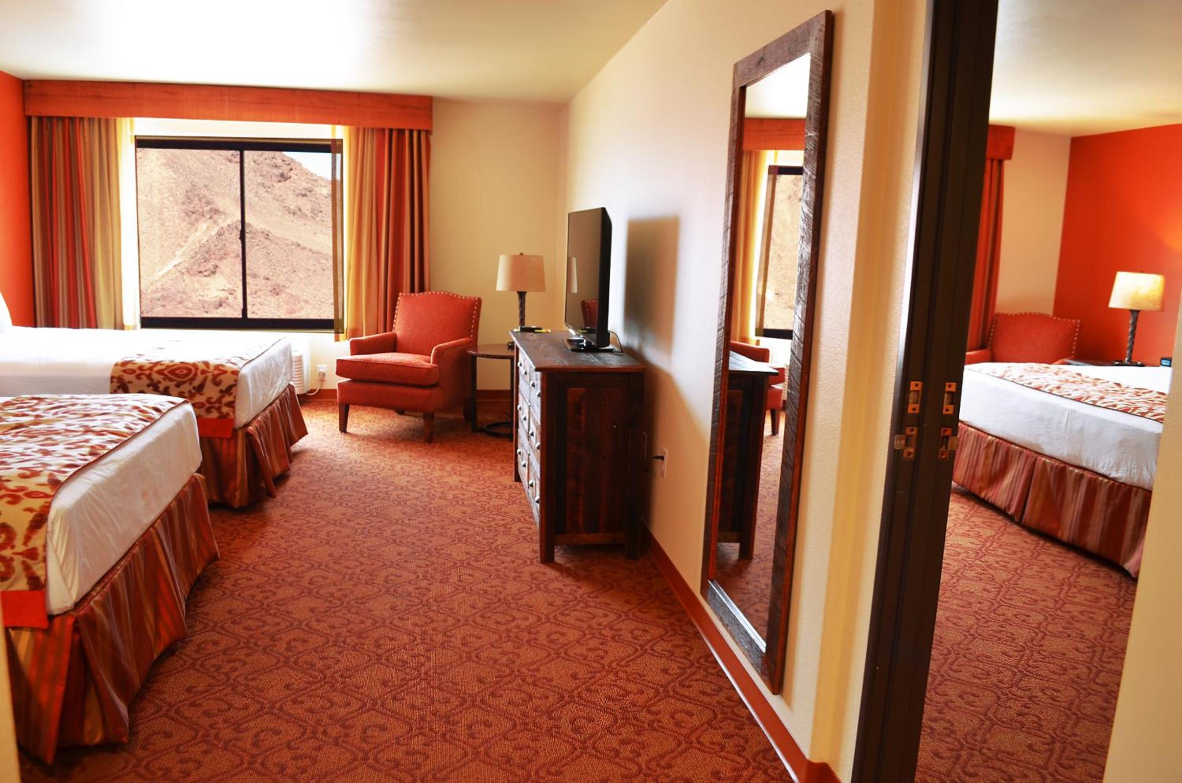 Deluxe Queen Room with 2 Queen Beds - Photo 3