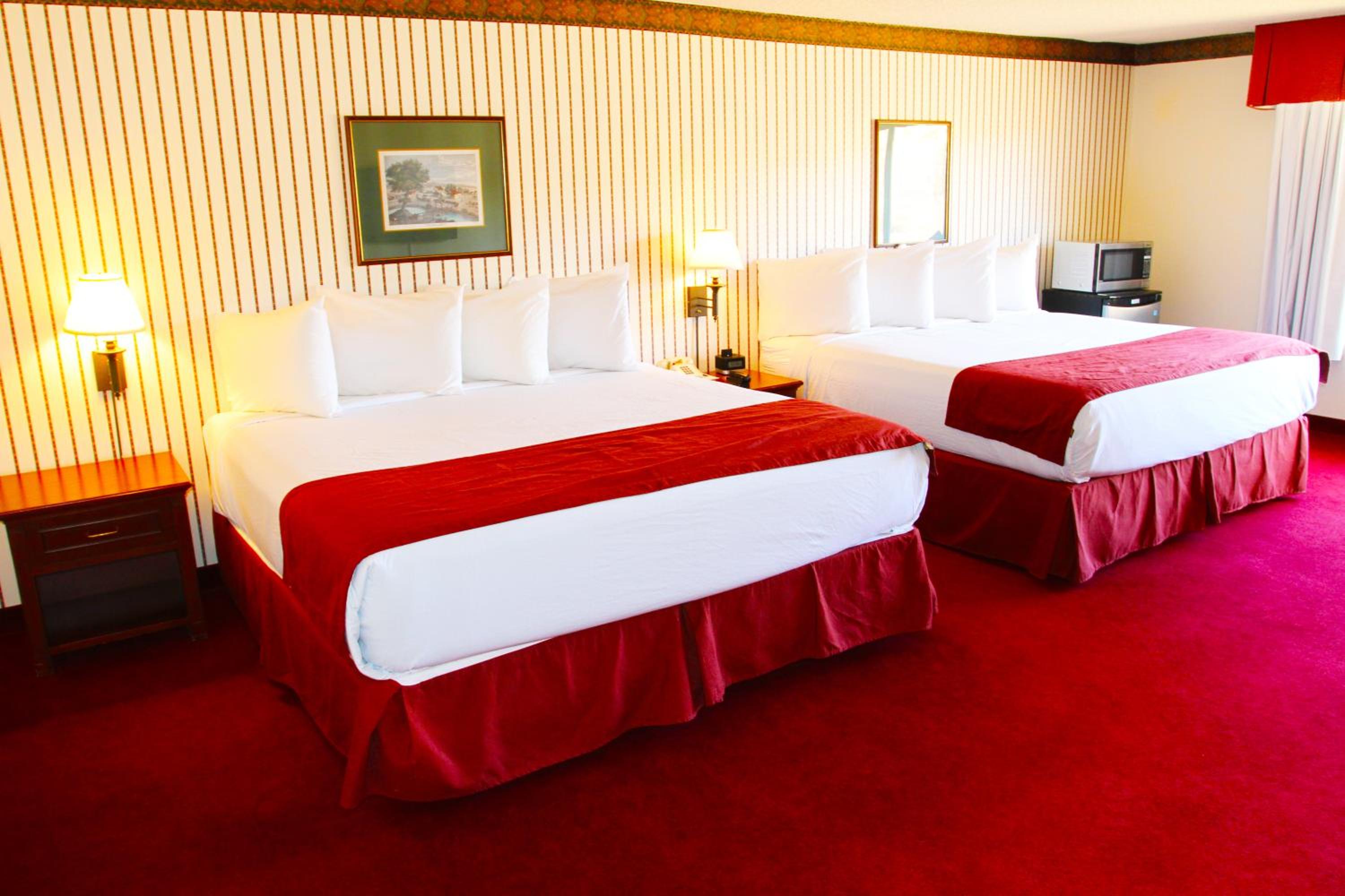 Queen Room with Two Queen Beds - Photo 4
