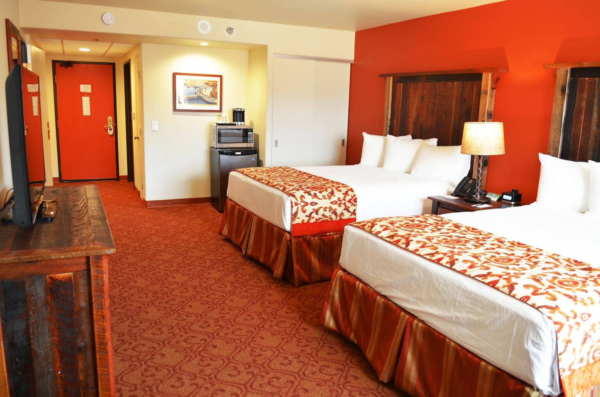 Deluxe Queen Room with 2 Queen Beds - Photo 2